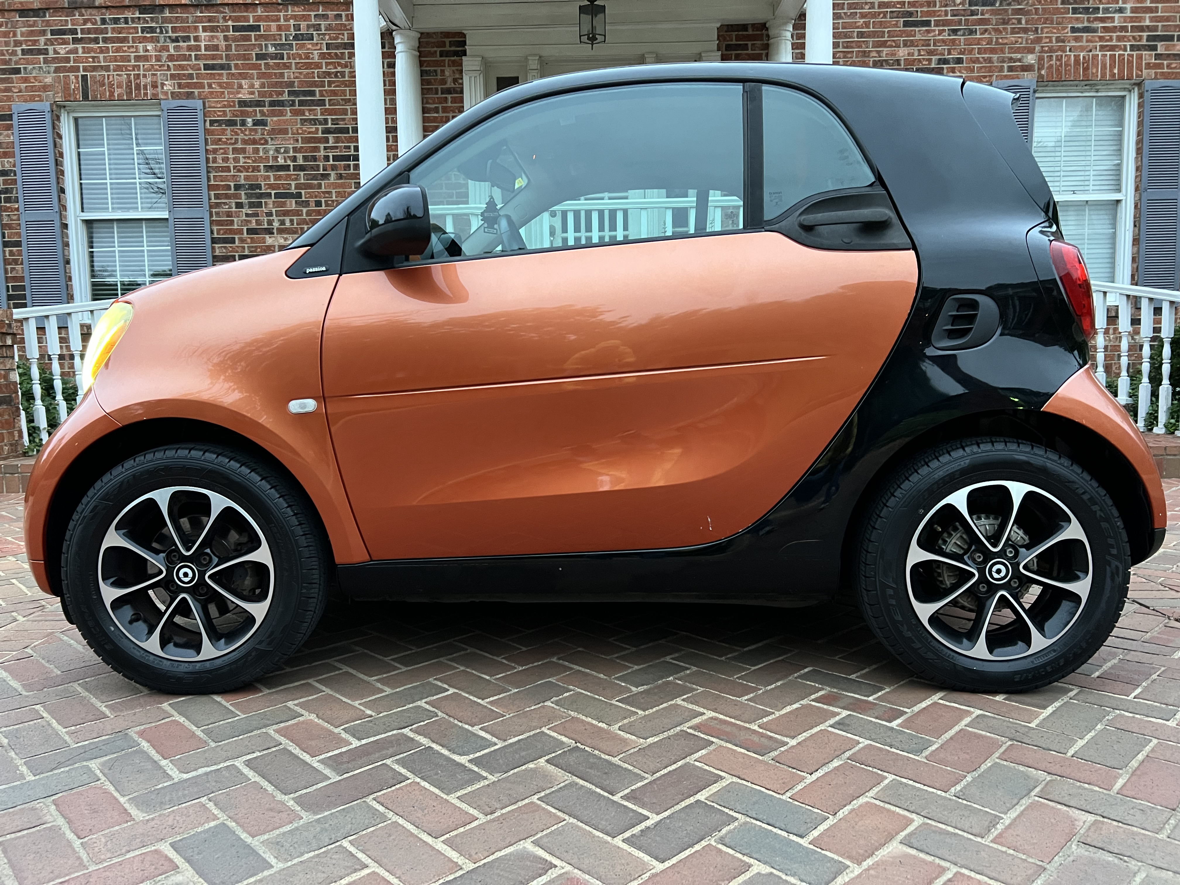 Orange 2016 smart fortwo passion Hatchback Rear-Wheel Drive