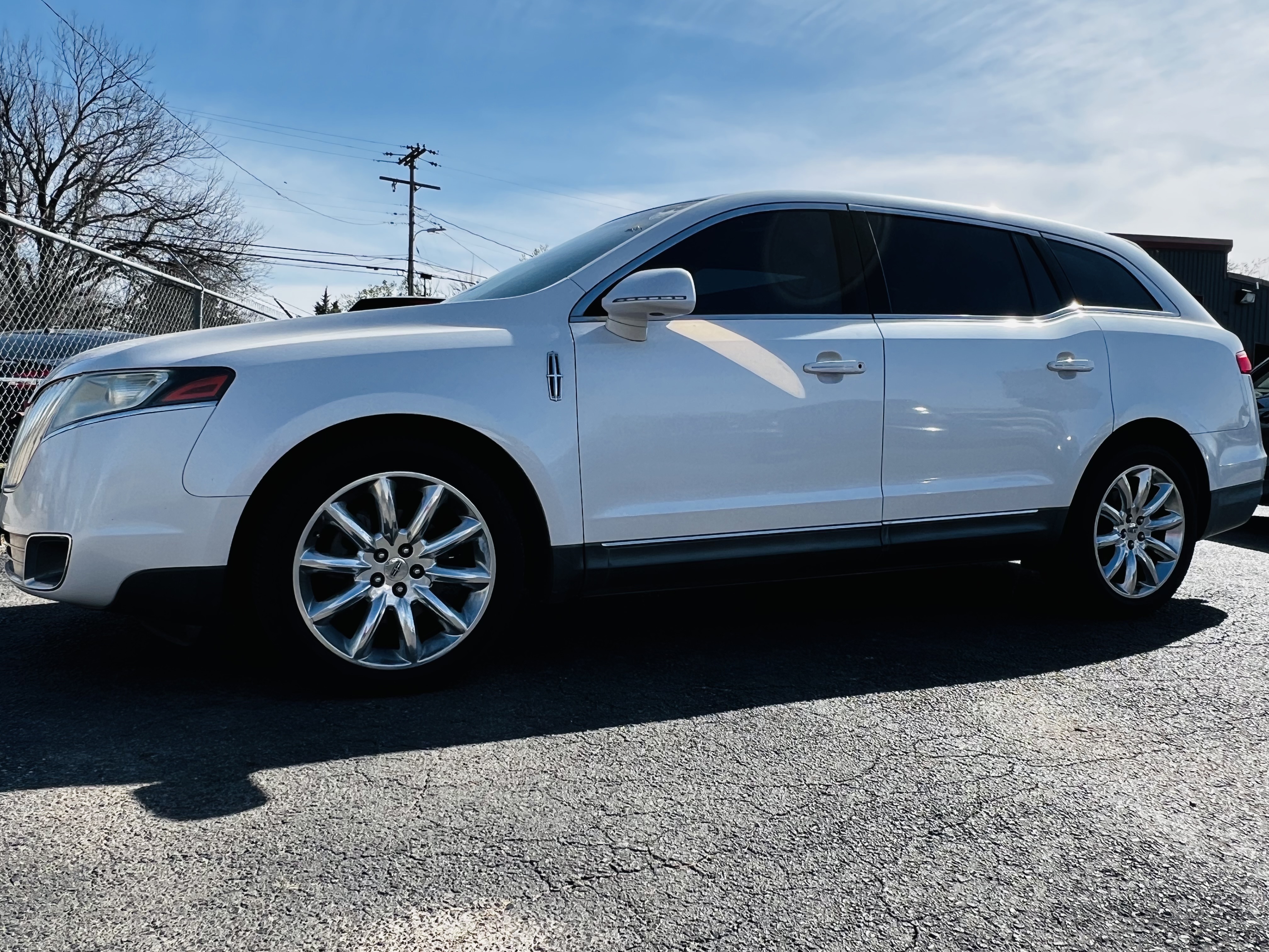White 2010 Lincoln MKT FWD SUV / Crossover Front-Wheel Drive