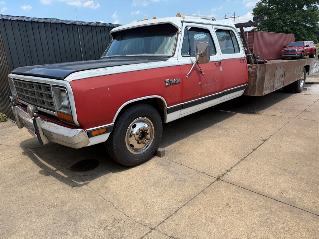 1981 DODGE D-SERIES D300 FLATBED