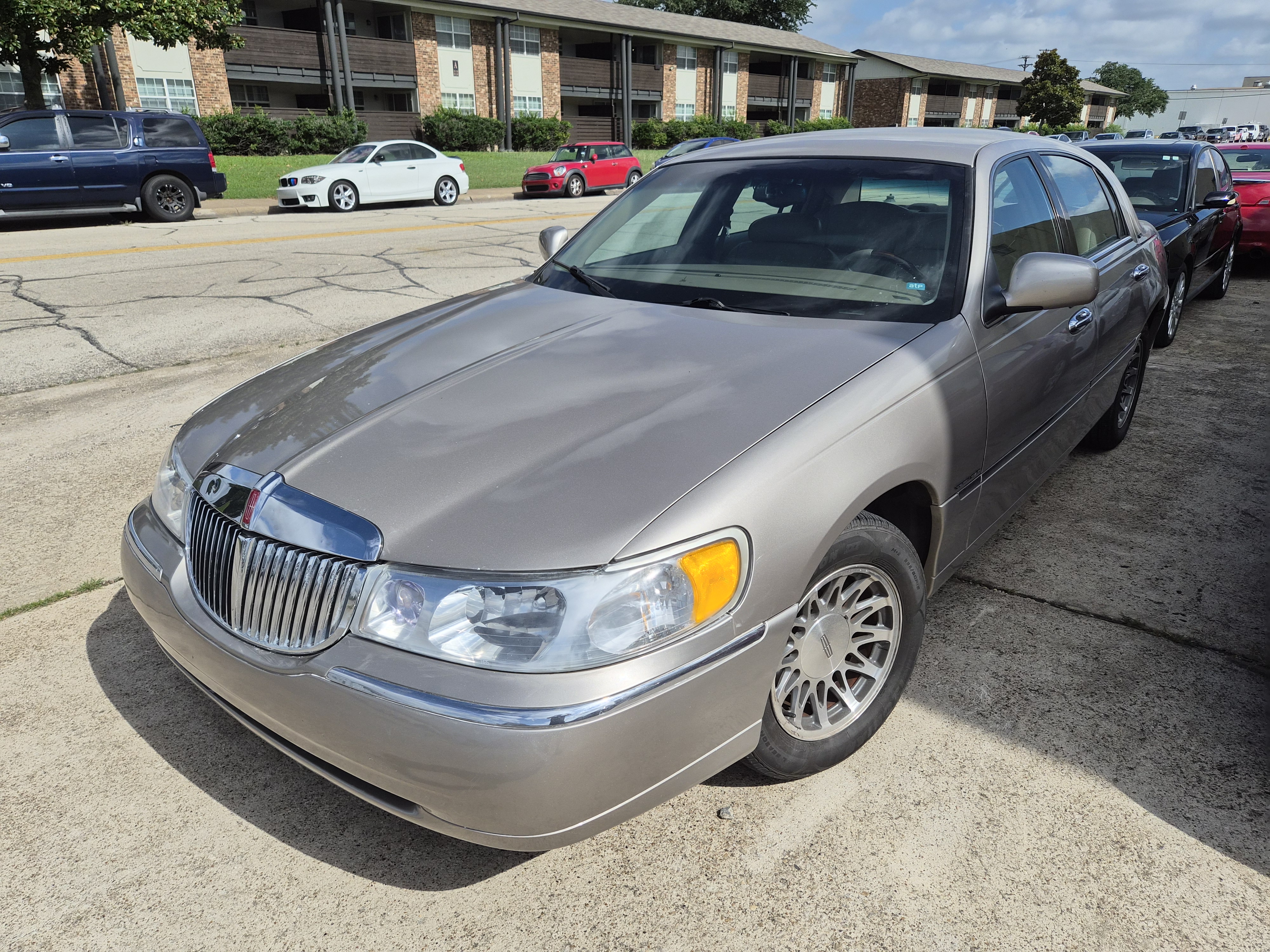 Gold 2001 Lincoln Town Car Signature Sedan Rear-Wheel Drive