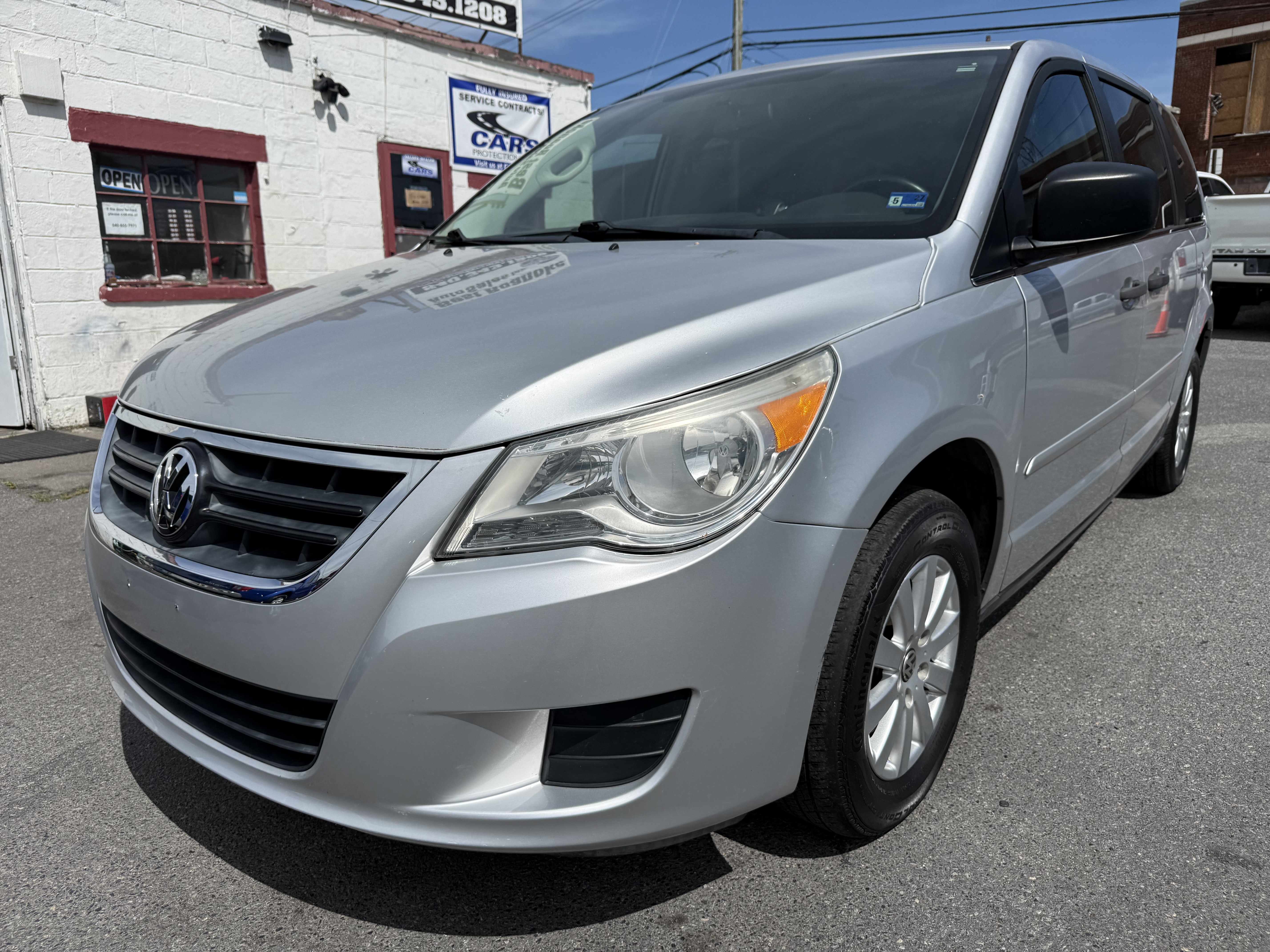 Silver 2009 Volkswagen Routan Minivan Front-Wheel Drive Automatic