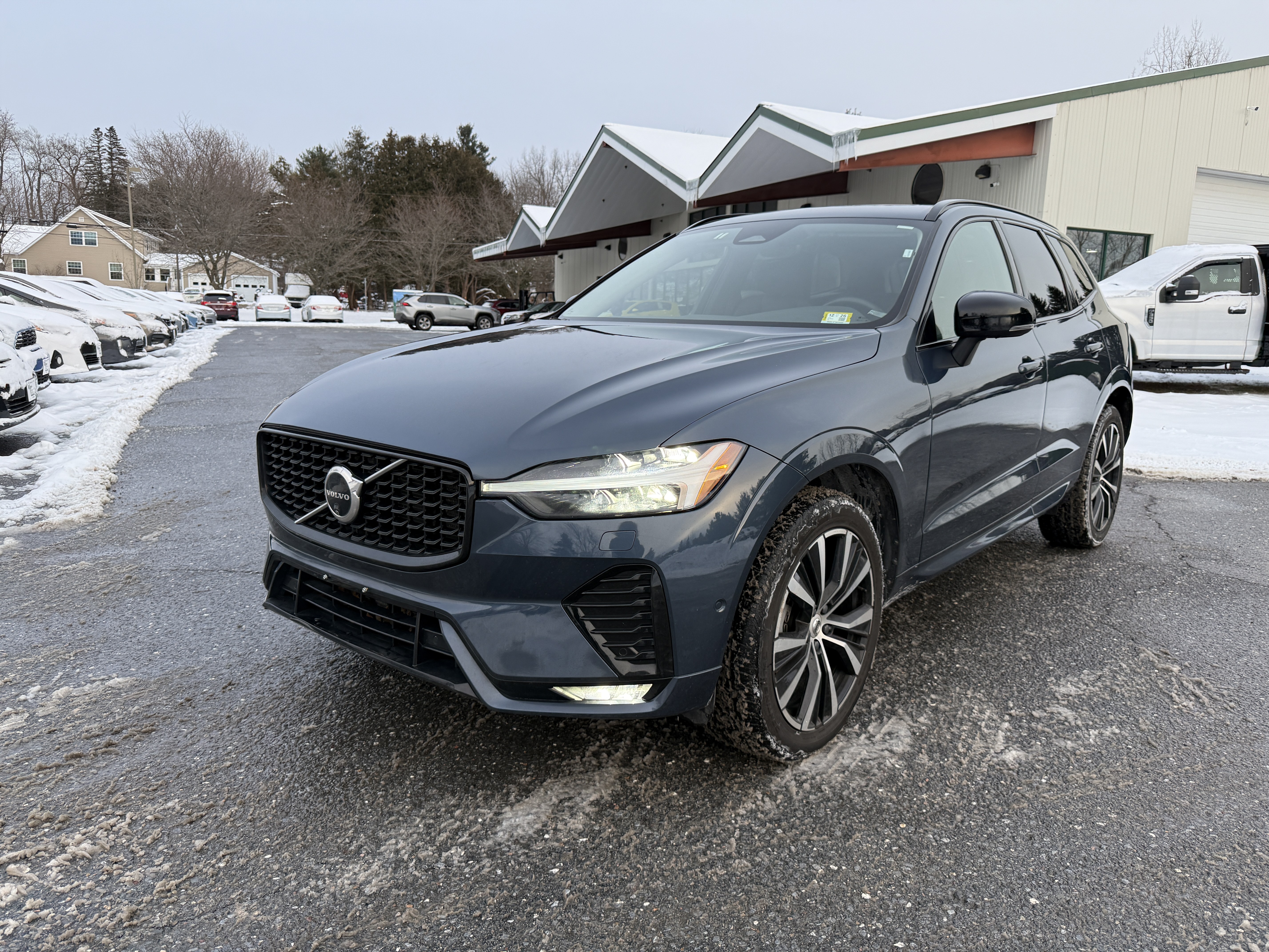 Volvo XC60 B5 Plus Dark Theme AWD