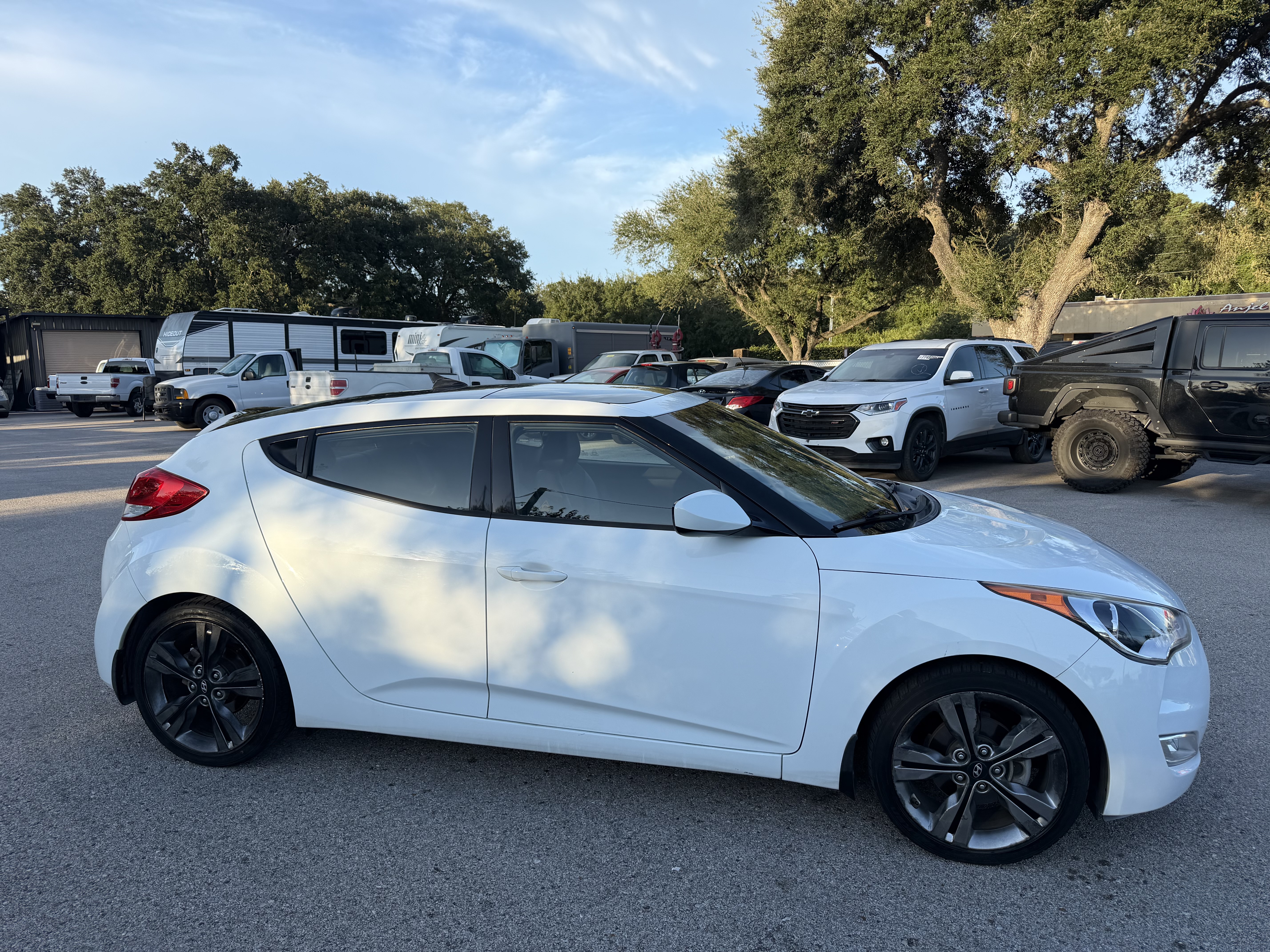 White 2016 Hyundai Veloster Coupe Front-Wheel Drive Automatic