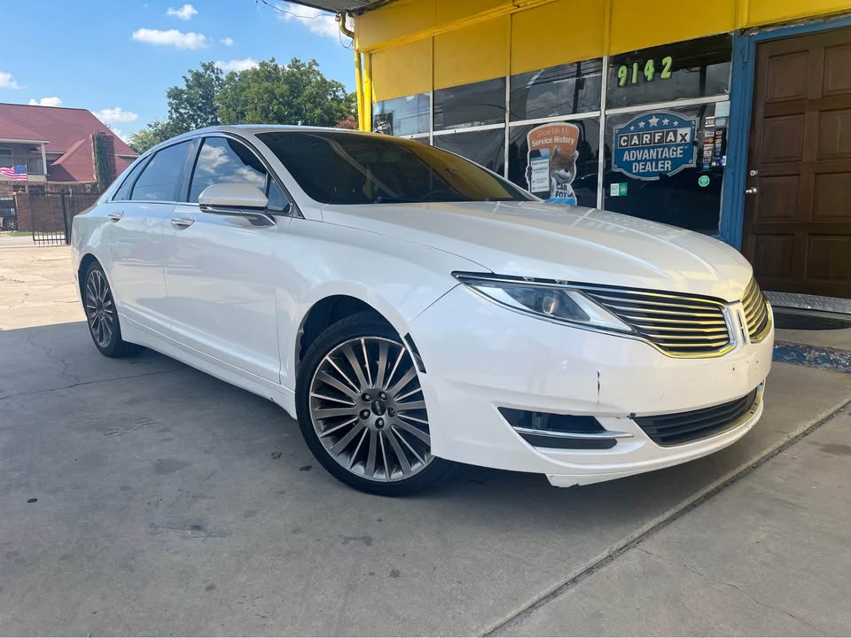 White 2015 Lincoln MKZ Sedan Front-Wheel Drive Automatic