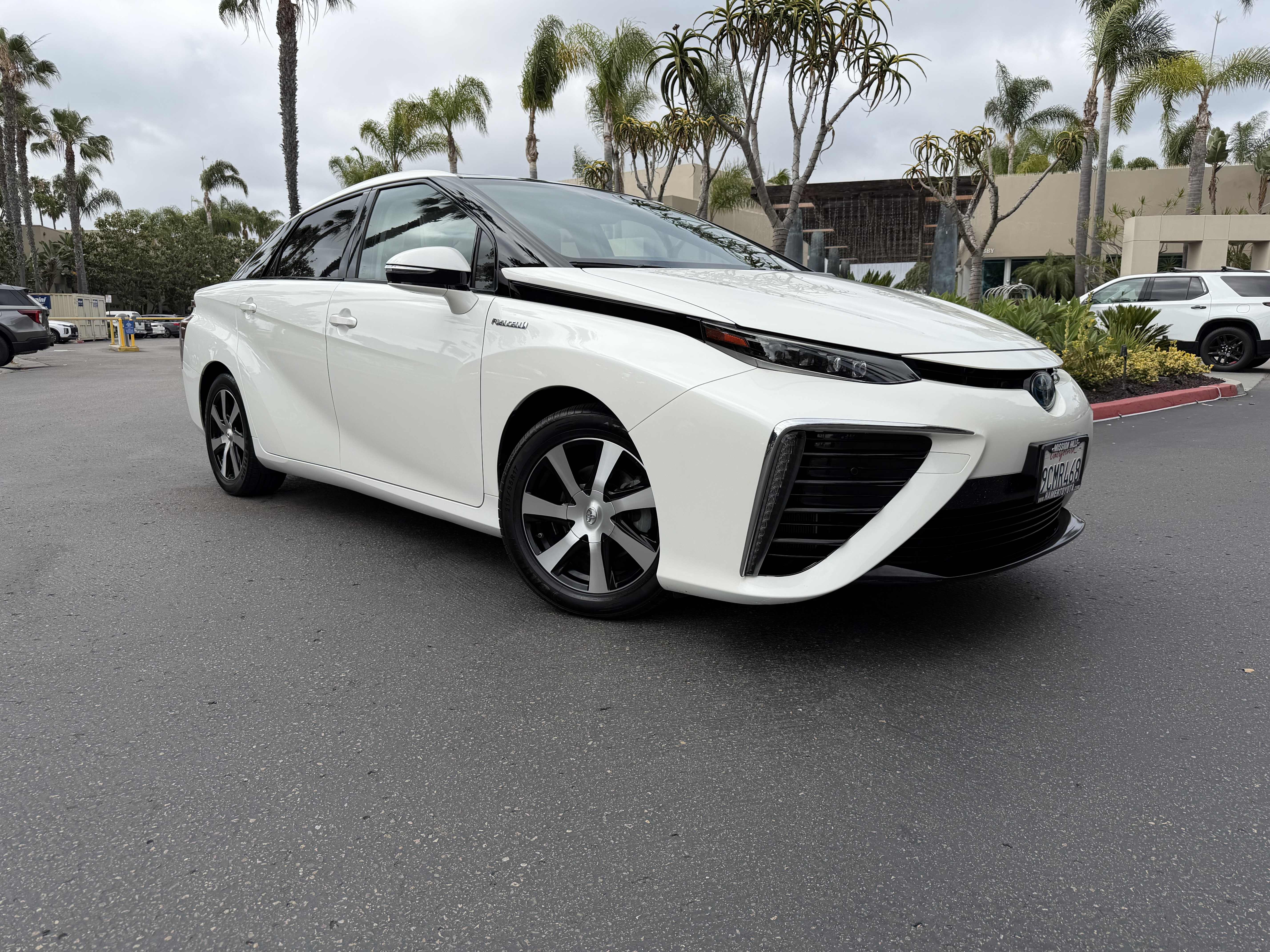 White 2019 Toyota Mirai FWD Sedan Front-Wheel Drive Automatic
