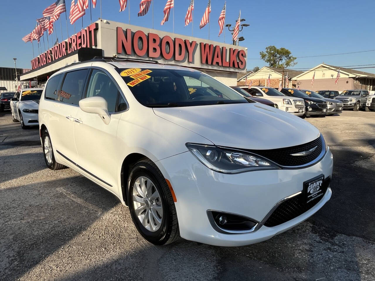 2017 Chrysler Pacifica Touring-L's photo