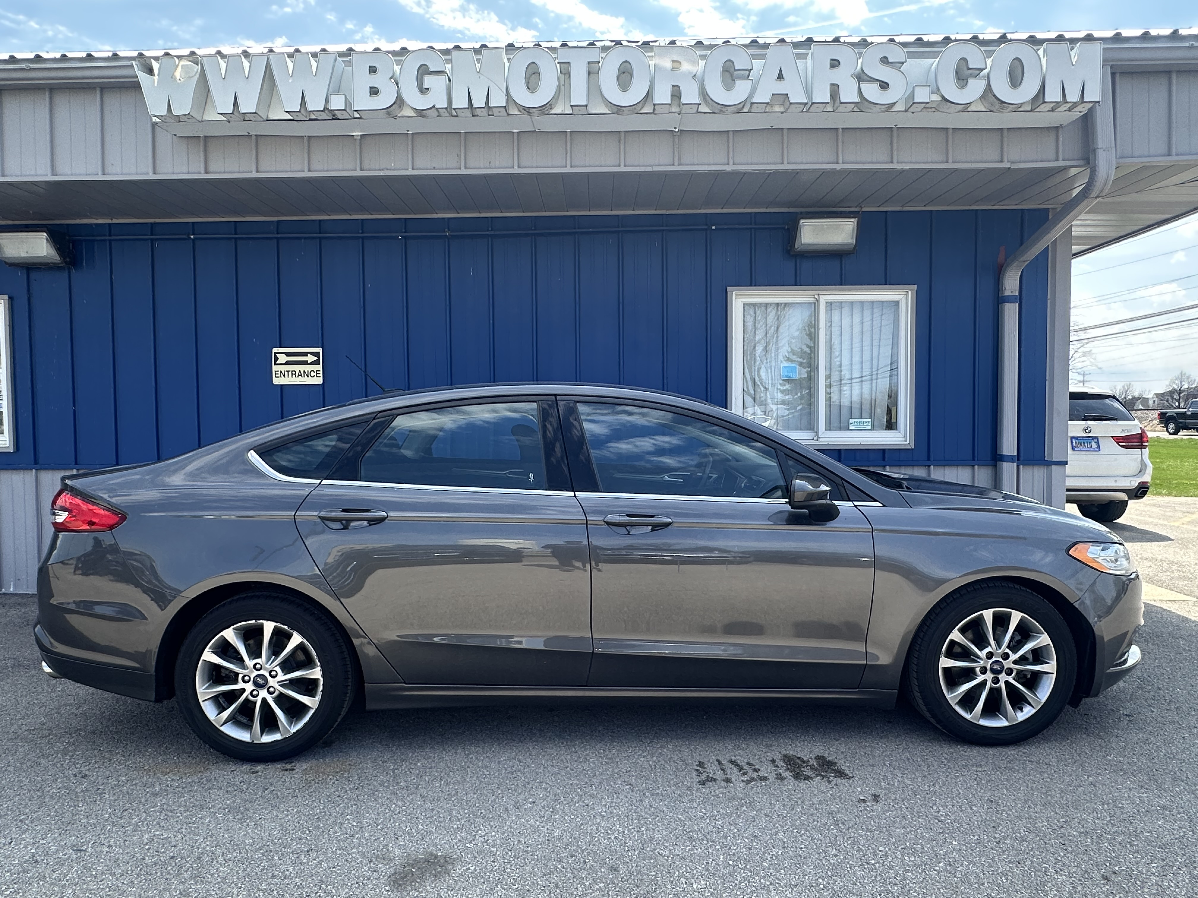 Gray 2017 Ford Fusion SE Sedan Front-Wheel Drive Automatic