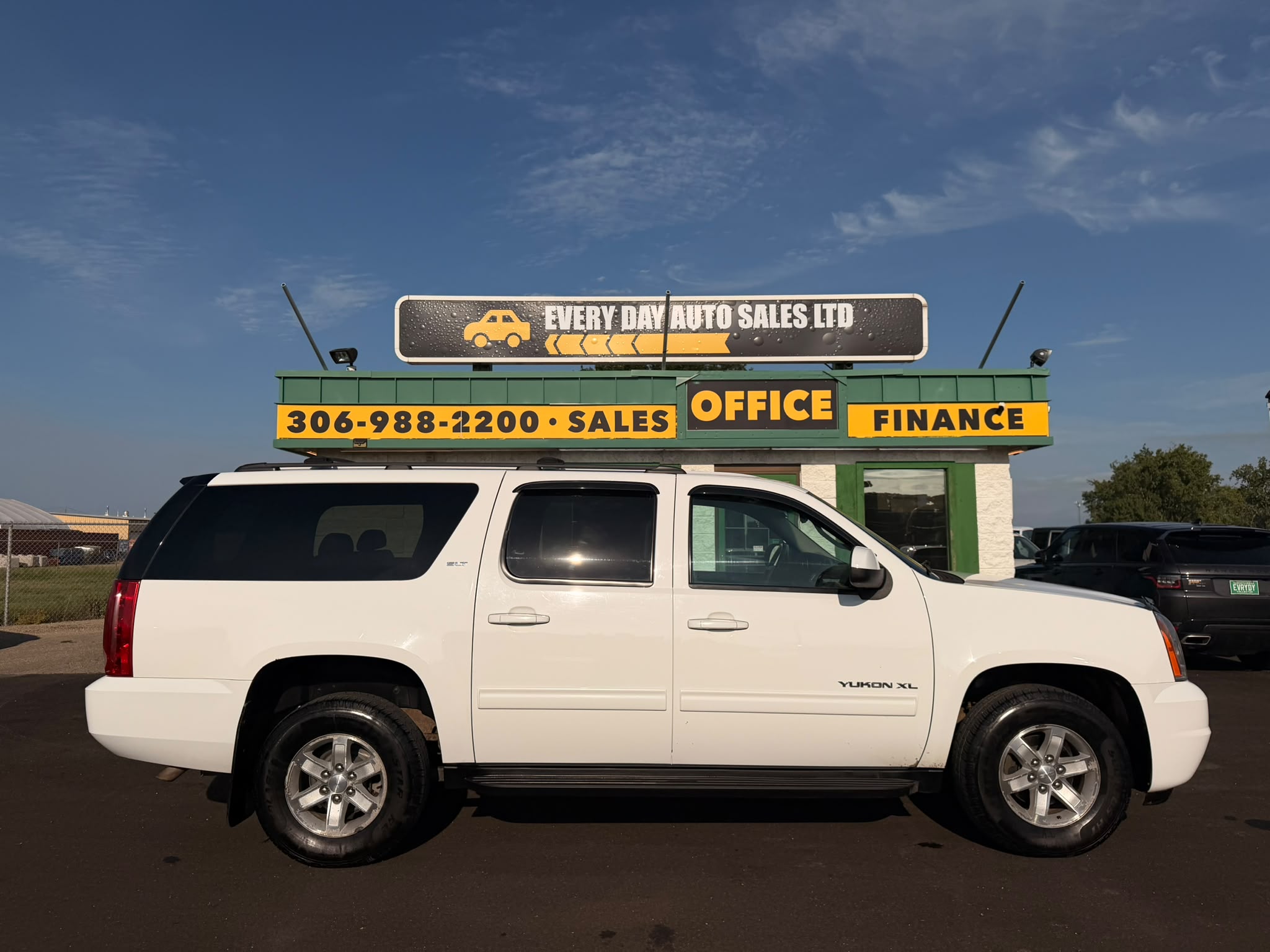 White 2014 GMC Yukon XL SUV / Crossover Four-Wheel Drive Automatic