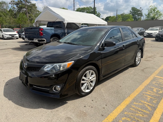 2014 Toyota Camry 2.5 Auto SE's photo