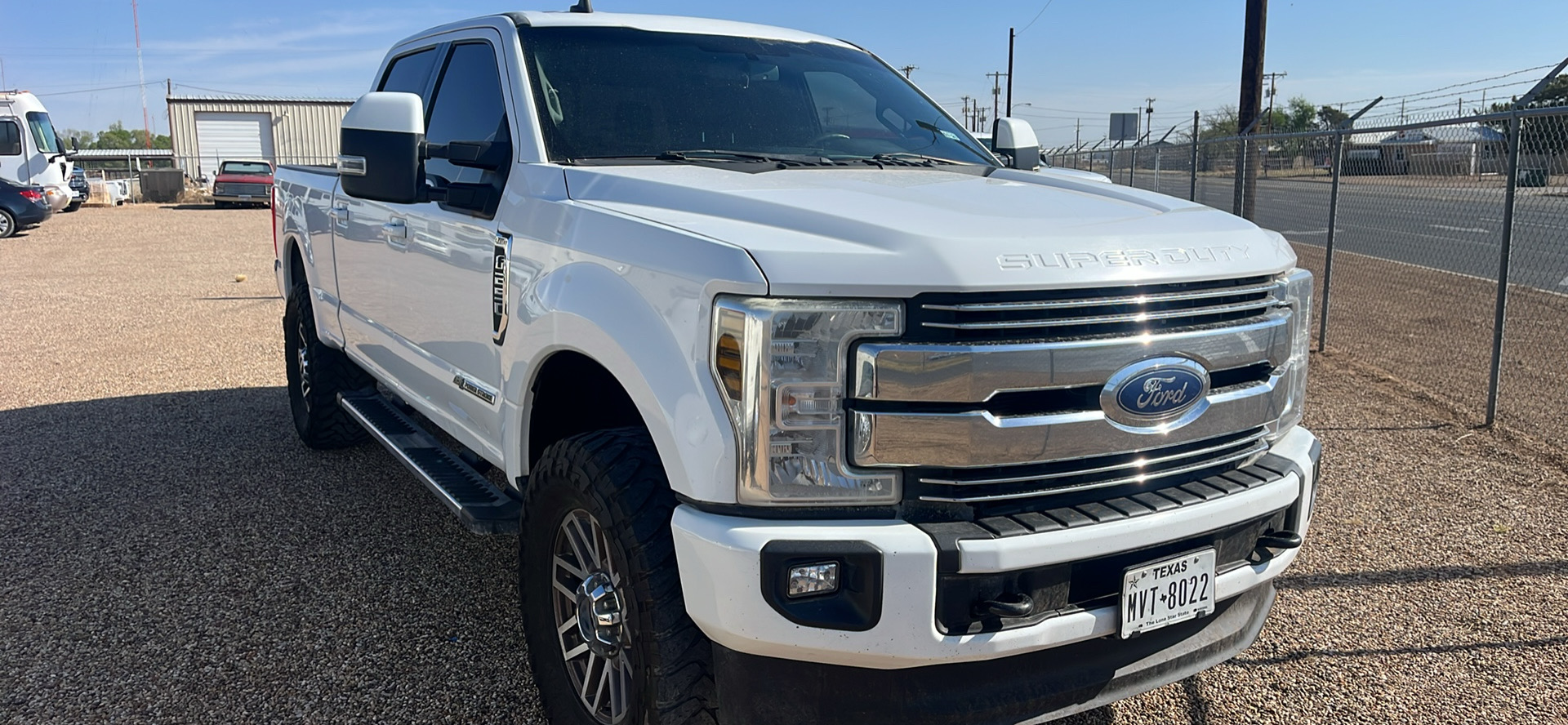 White 2019 Ford F-250 Super Duty Lariat Crew Cab 4WD Pickup Truck Four-Wheel Drive Automatic