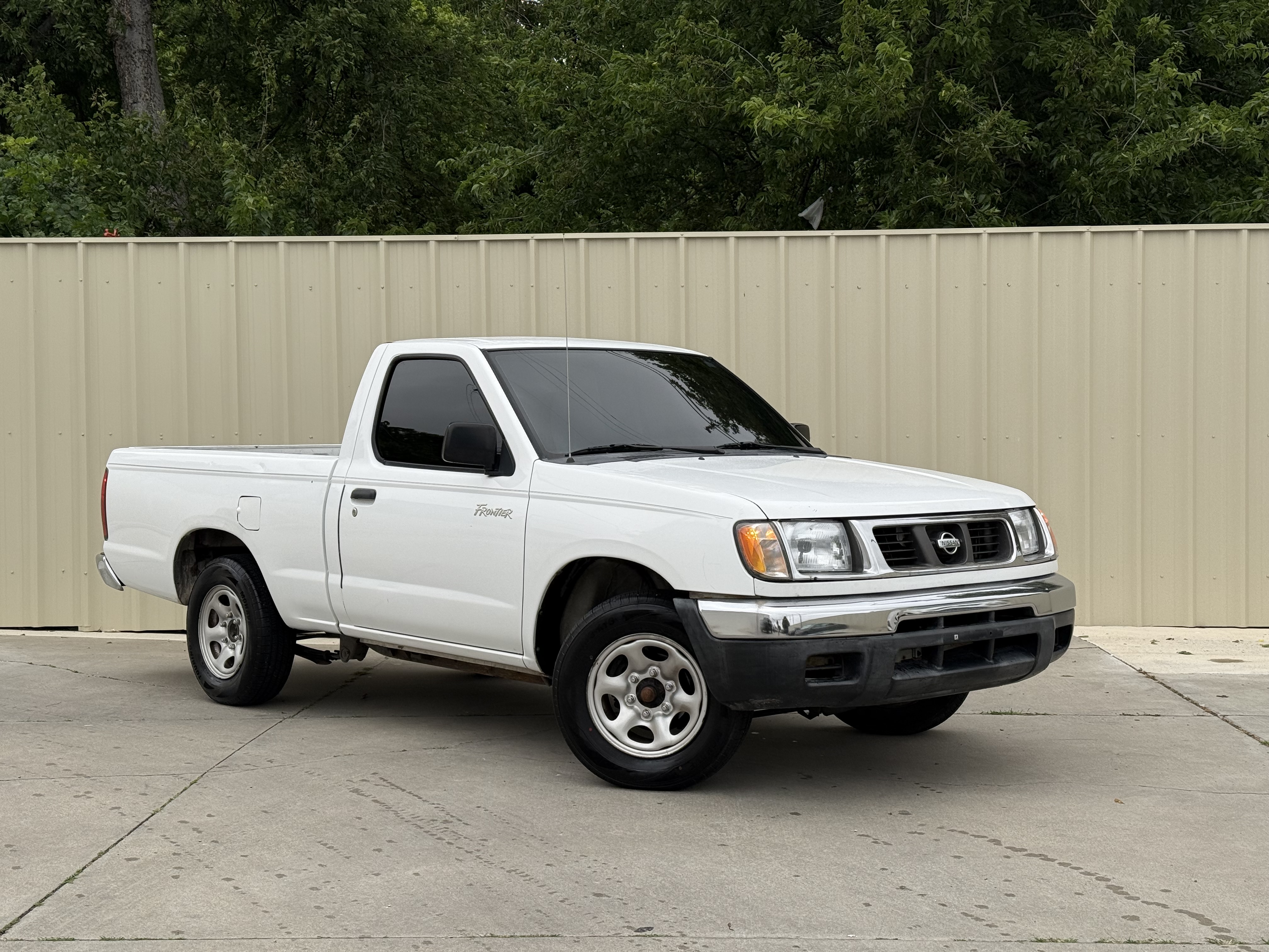 White 2000 Nissan Frontier 2 Dr XE Standard Cab SB Pickup Truck Rear-Wheel Drive Automatic