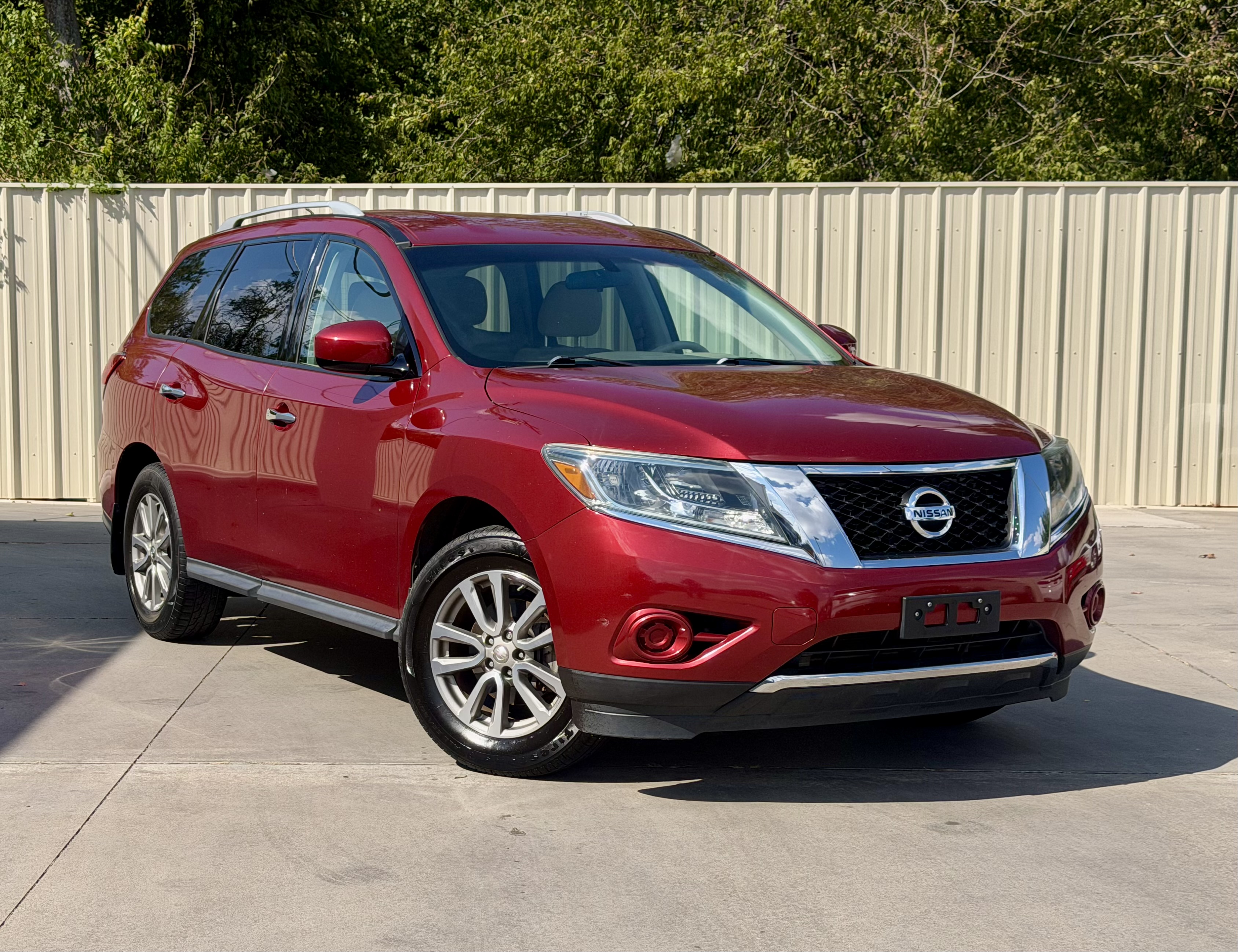 Red 2014 Nissan Pathfinder SUV / Crossover Front-Wheel Drive Automatic