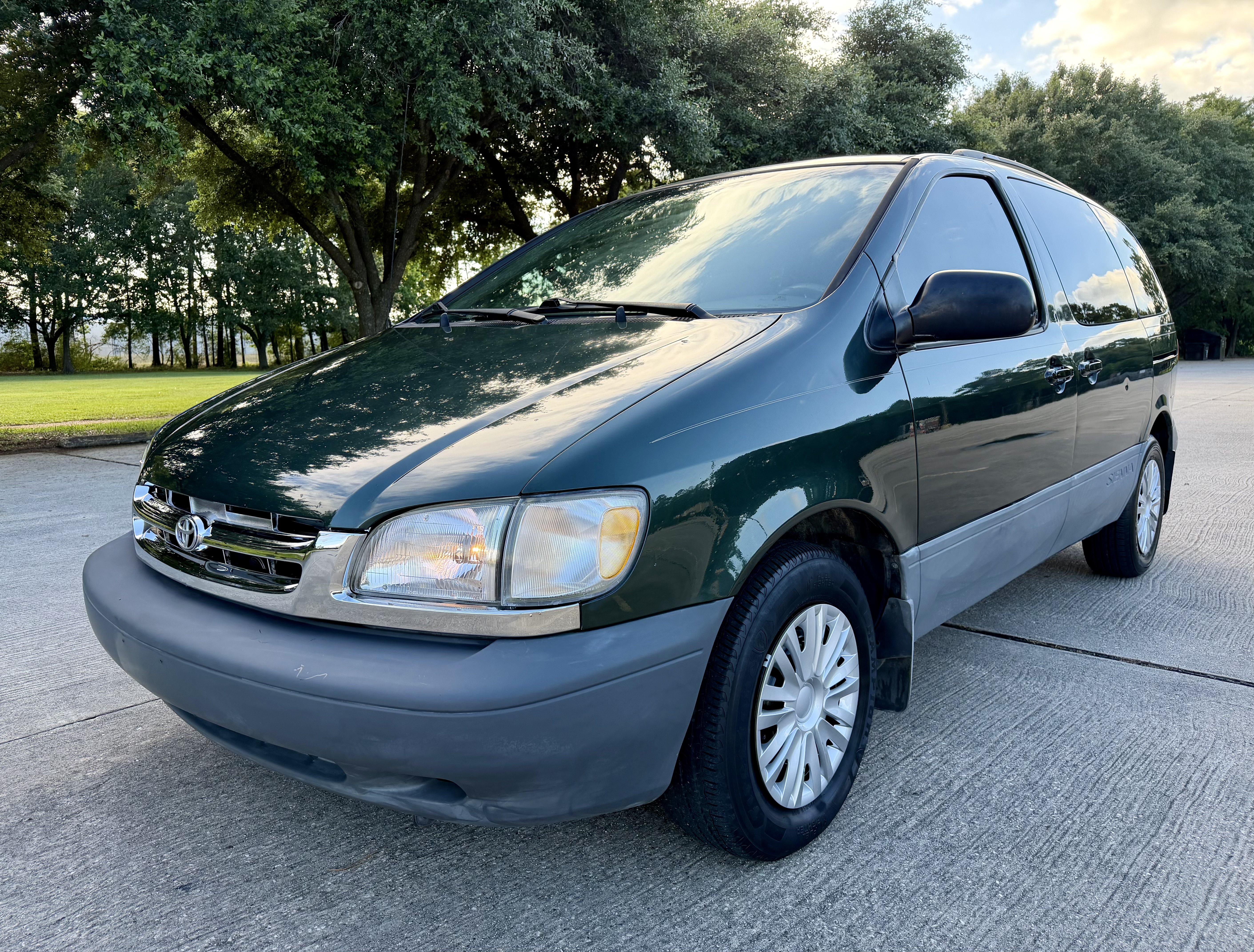 Green 2000 Toyota Sienna LE Minivan Front-Wheel Drive Automatic
