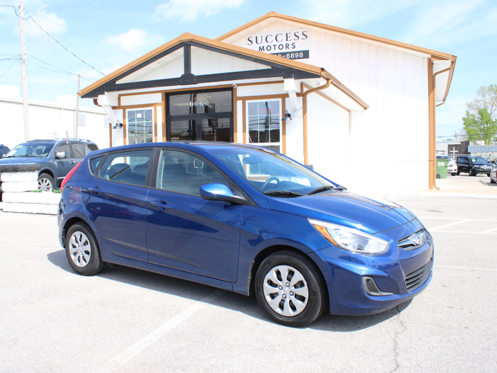 Blue 2017 Hyundai Accent SE 4-Door Hatchback FWD Hatchback Front-Wheel Drive Automatic