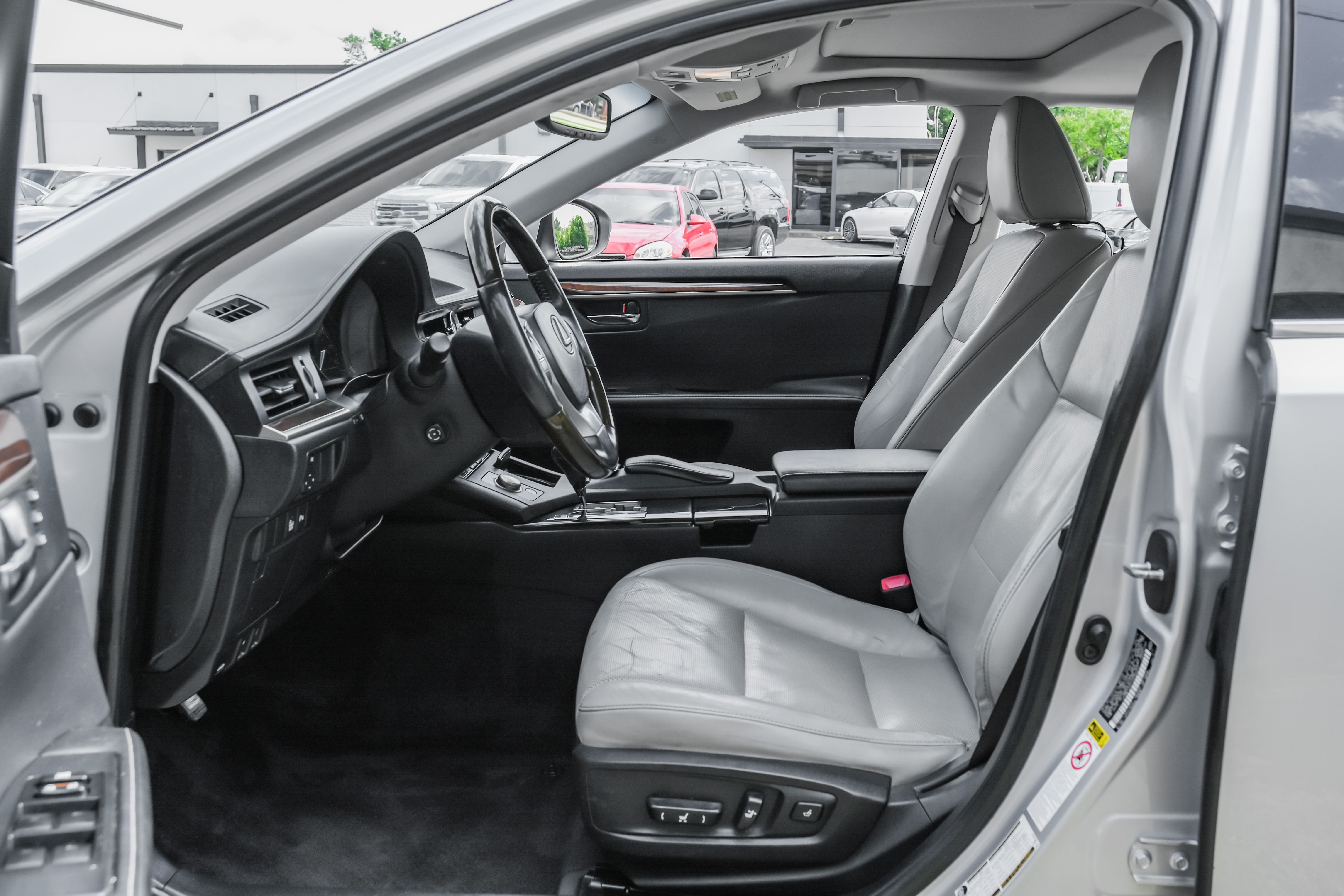 View vehicle photo 4