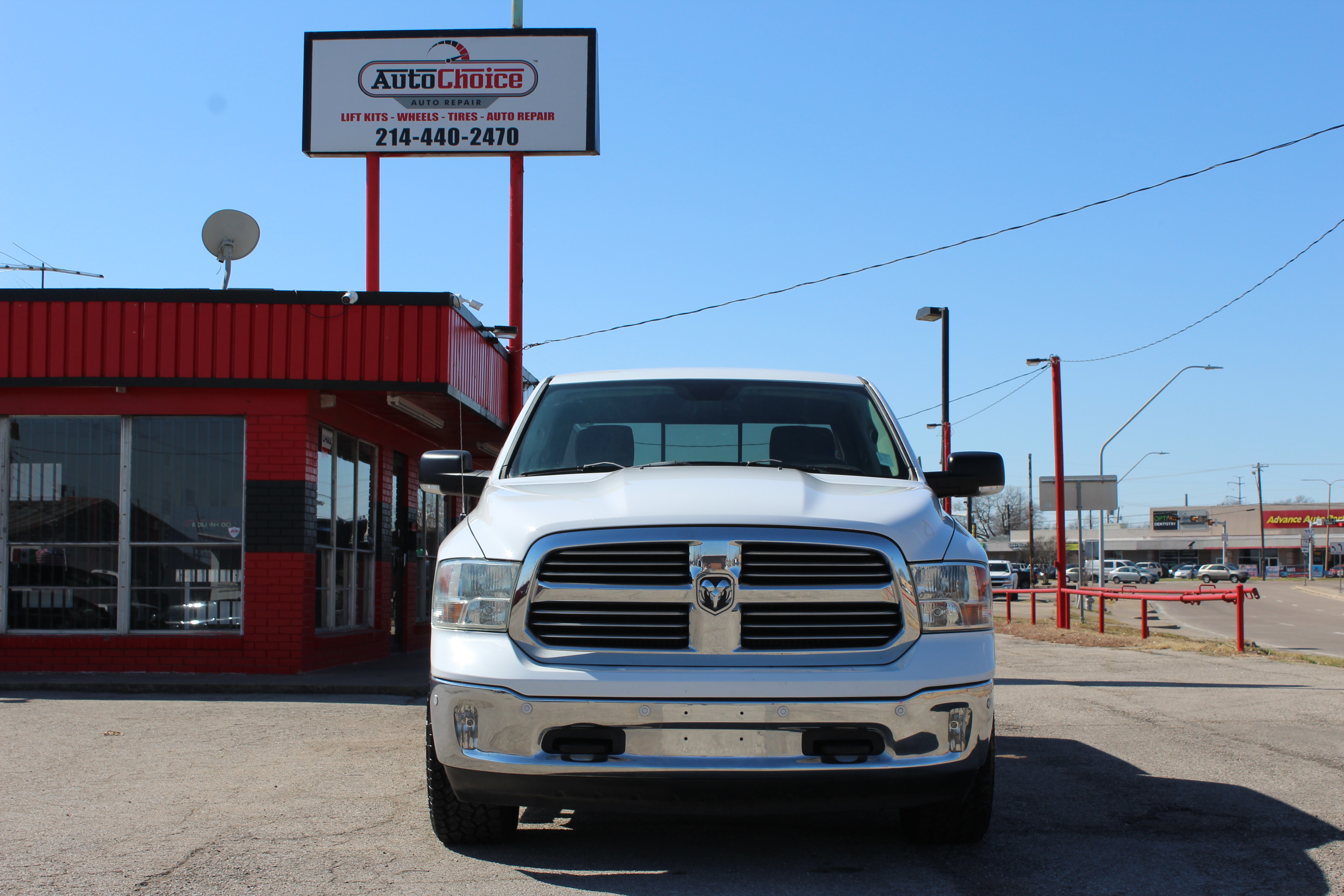 2014 RAM 1500 4WD Crew Cab 140.5 Big Horn - White exterior view 5