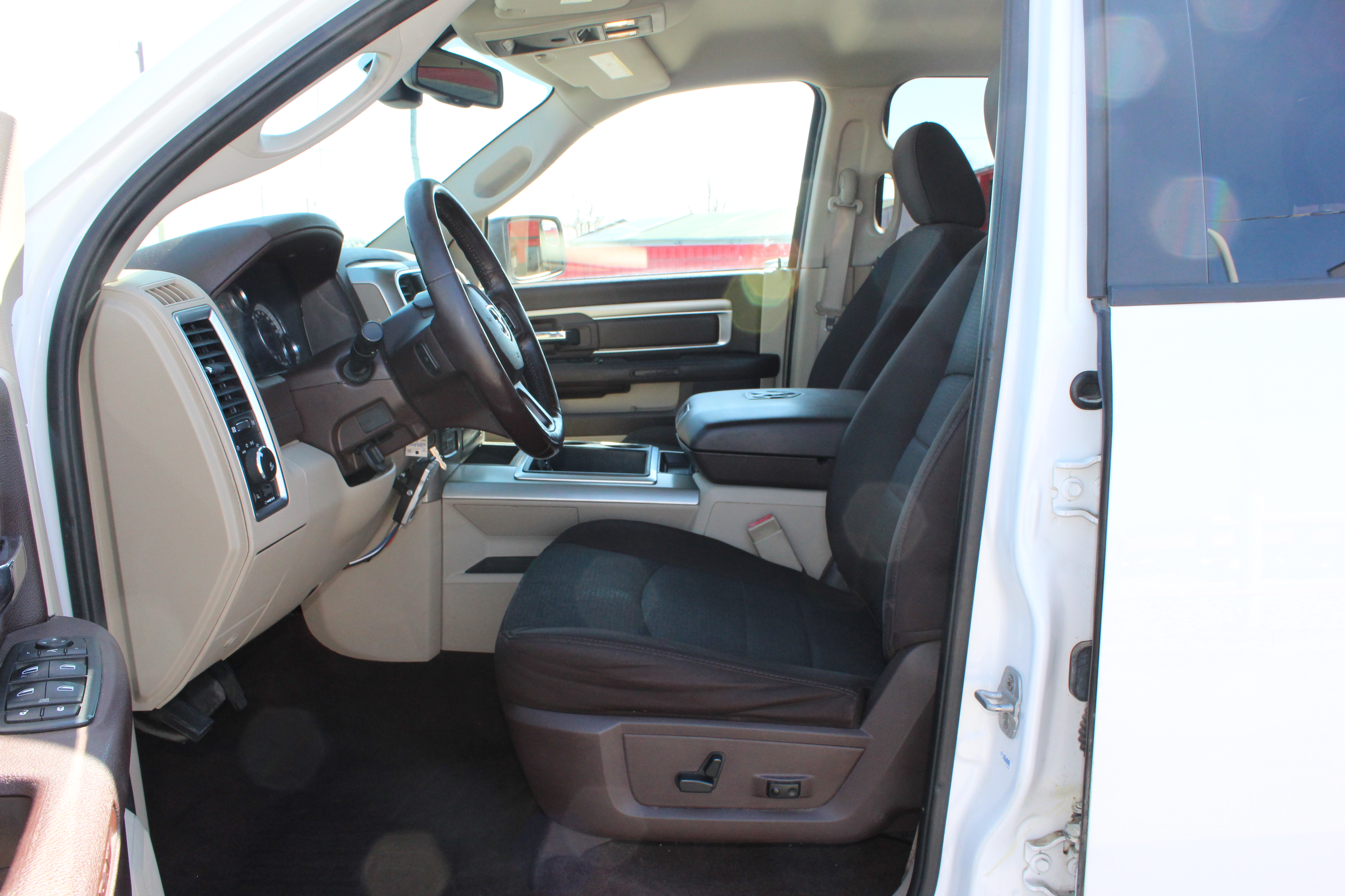 2014 RAM 1500 4WD Crew Cab 140.5 Big Horn - White exterior view 15