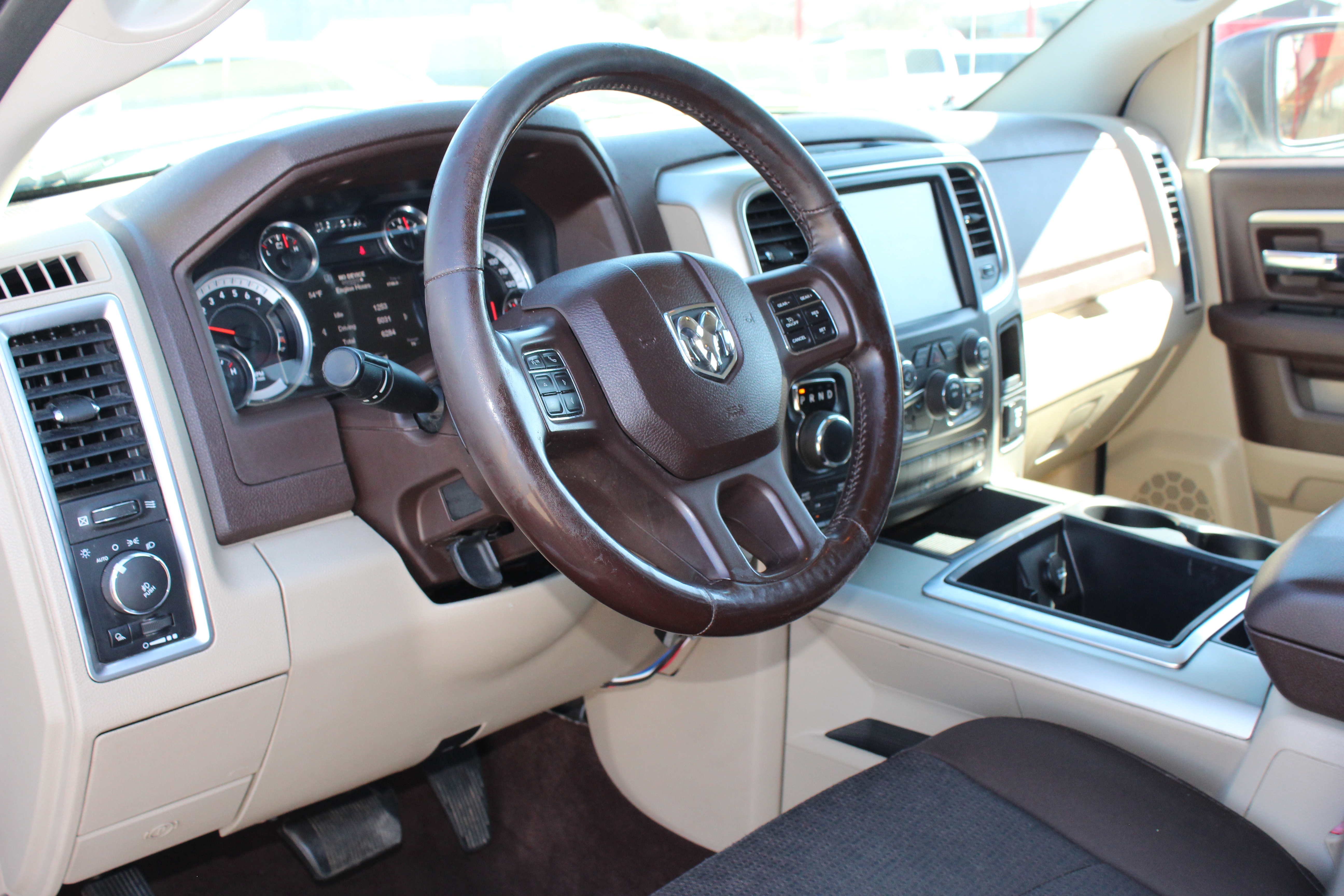 2014 RAM 1500 4WD Crew Cab 140.5 Big Horn - White exterior view 18