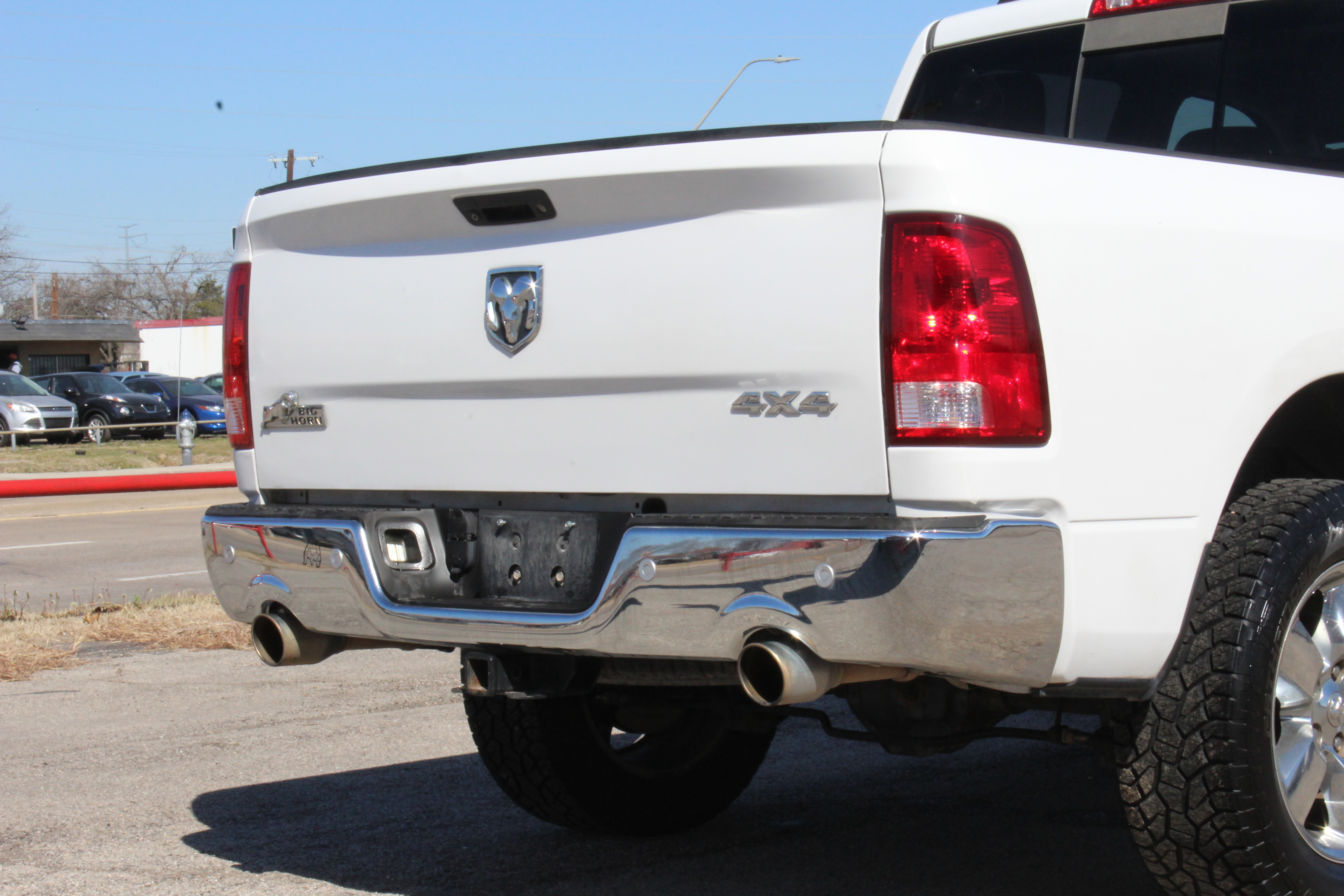 2014 RAM 1500 4WD Crew Cab 140.5 Big Horn - White exterior view 10