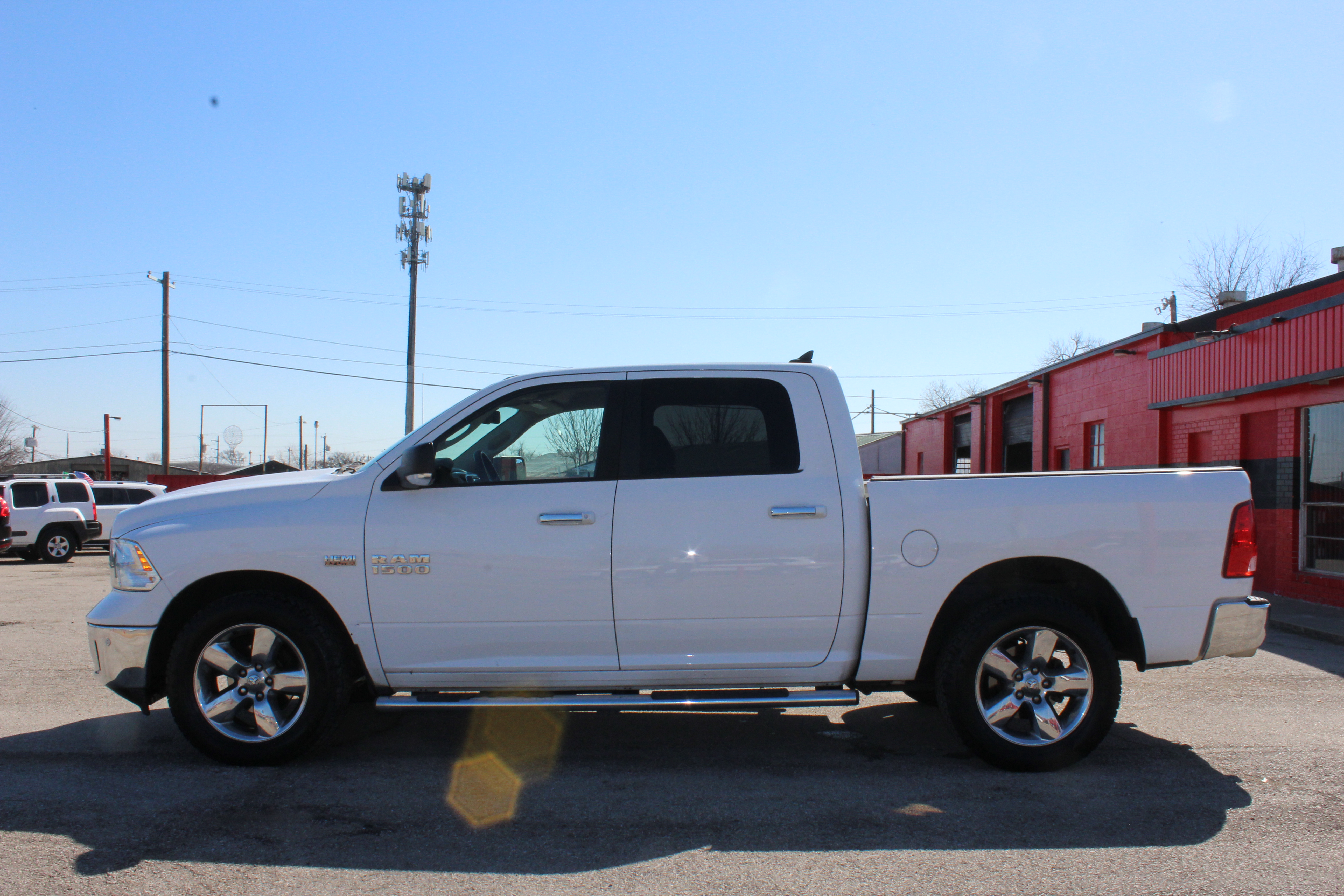 2014 RAM 1500 4WD Crew Cab 140.5 Big Horn - White exterior view 6