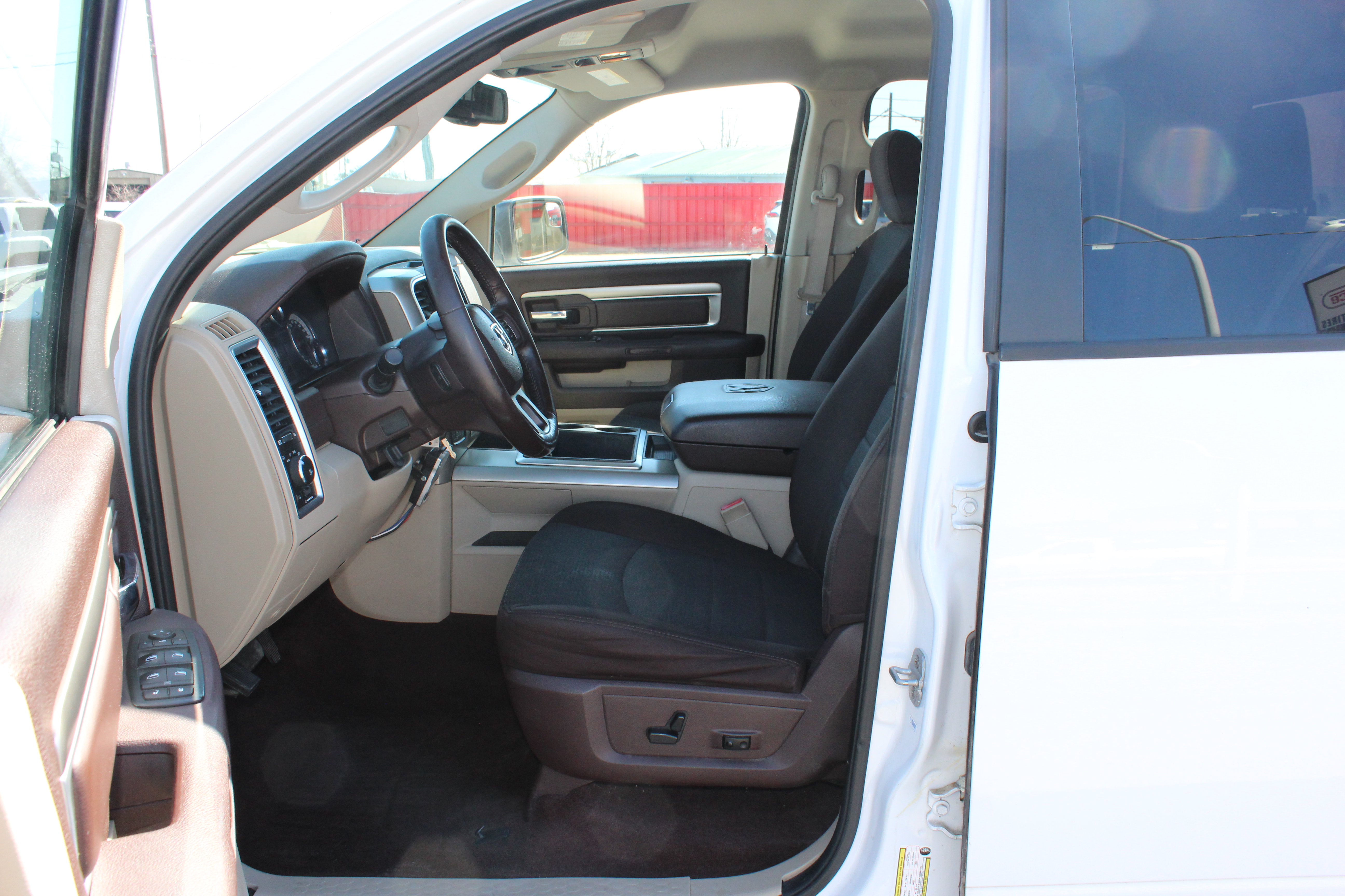 2014 RAM 1500 4WD Crew Cab 140.5 Big Horn - White exterior view 16