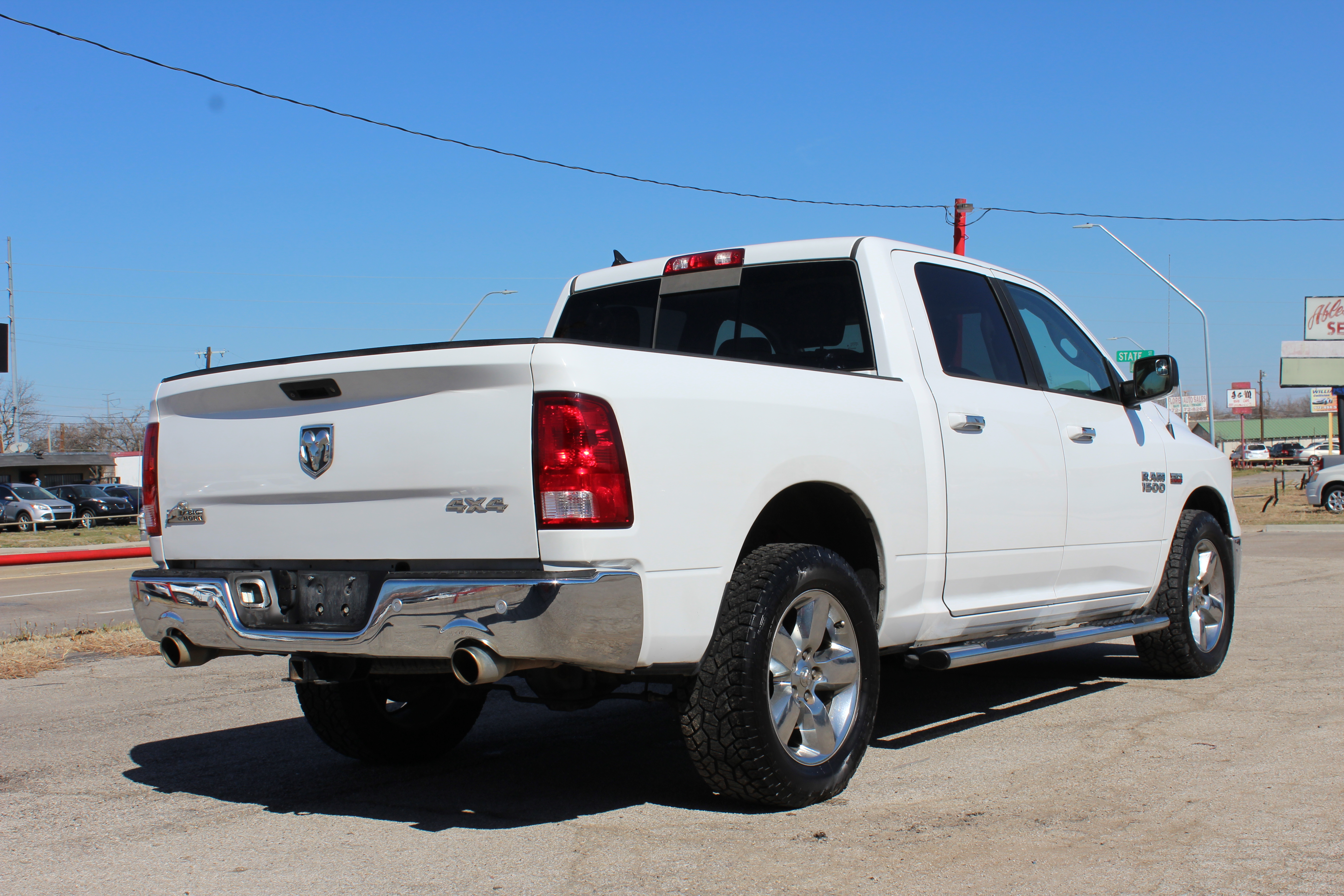 2014 RAM 1500 4WD Crew Cab 140.5 Big Horn - White exterior view 9