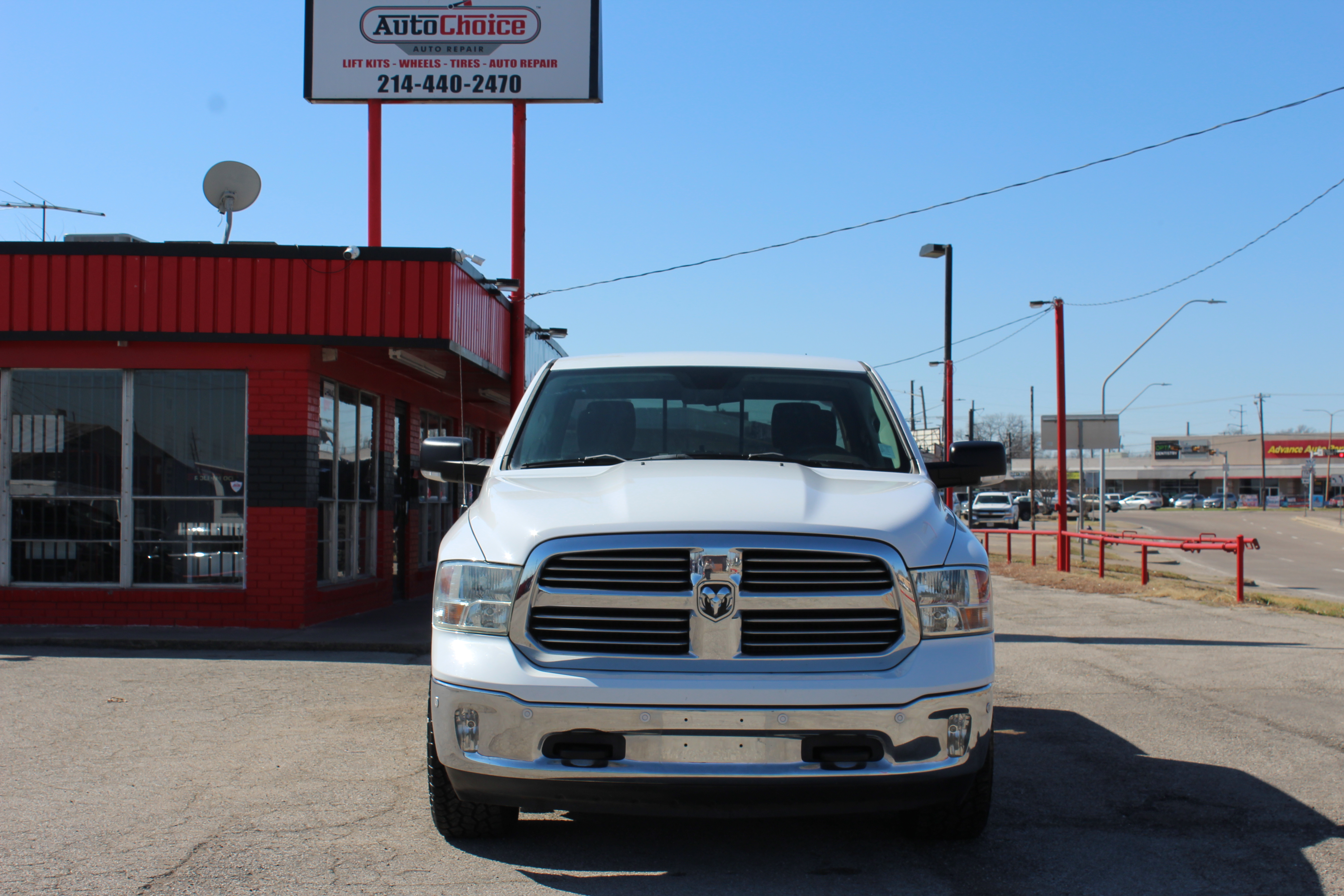 2014 RAM 1500 4WD Crew Cab 140.5 Big Horn - White exterior view 4