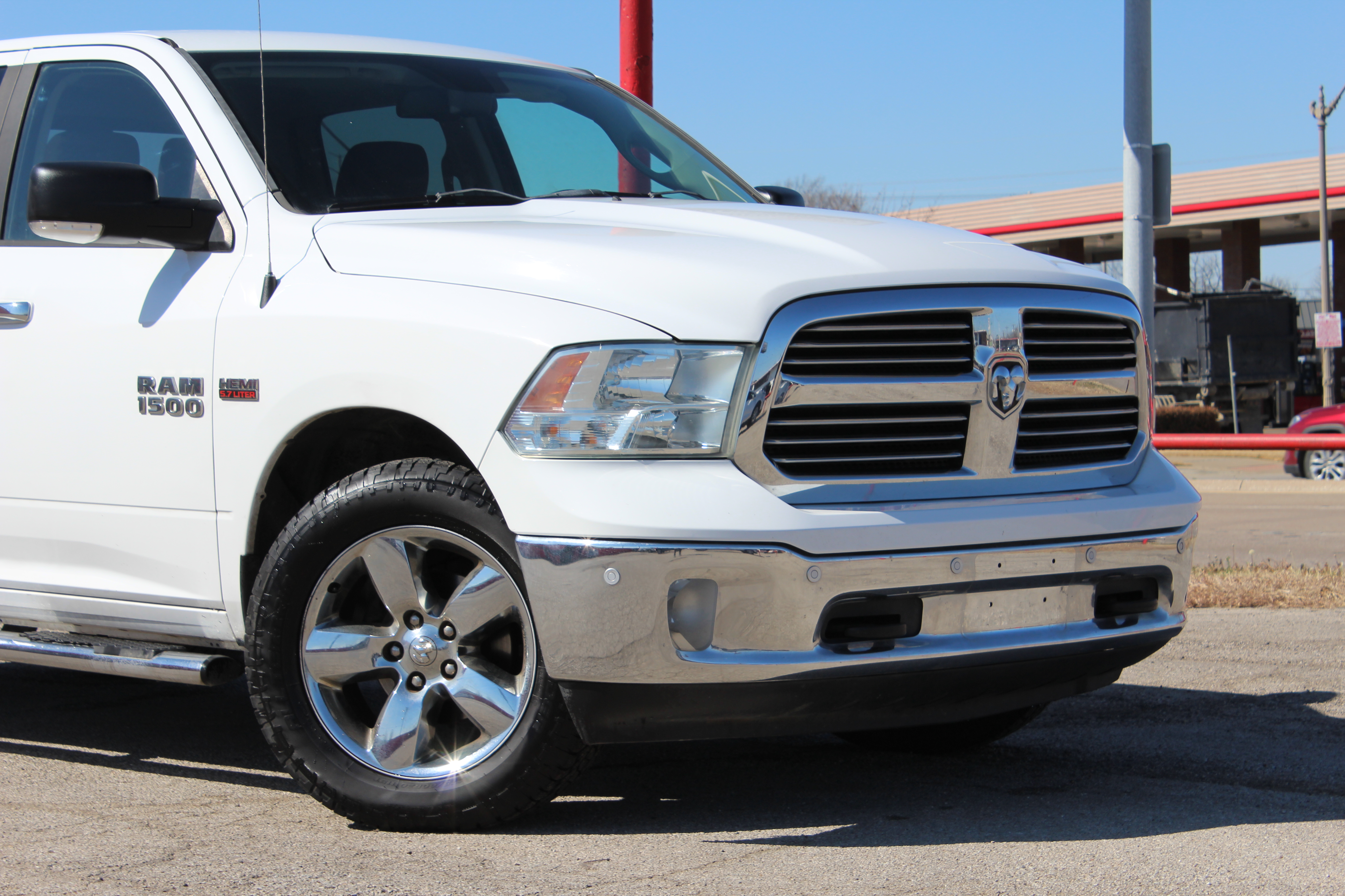 2014 RAM 1500 4WD Crew Cab 140.5 Big Horn - White exterior view 2