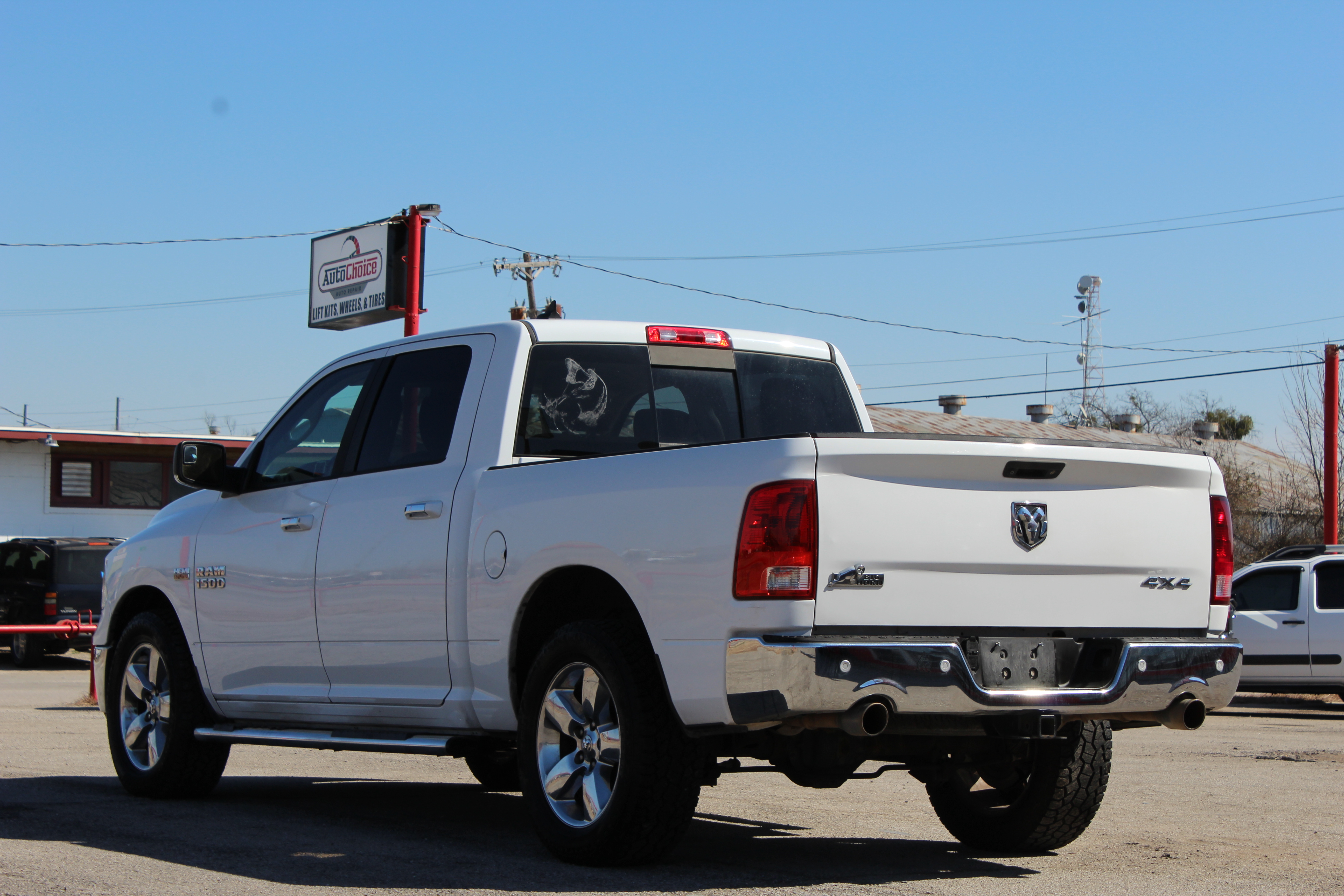 2014 RAM 1500 4WD Crew Cab 140.5 Big Horn - White exterior view 7