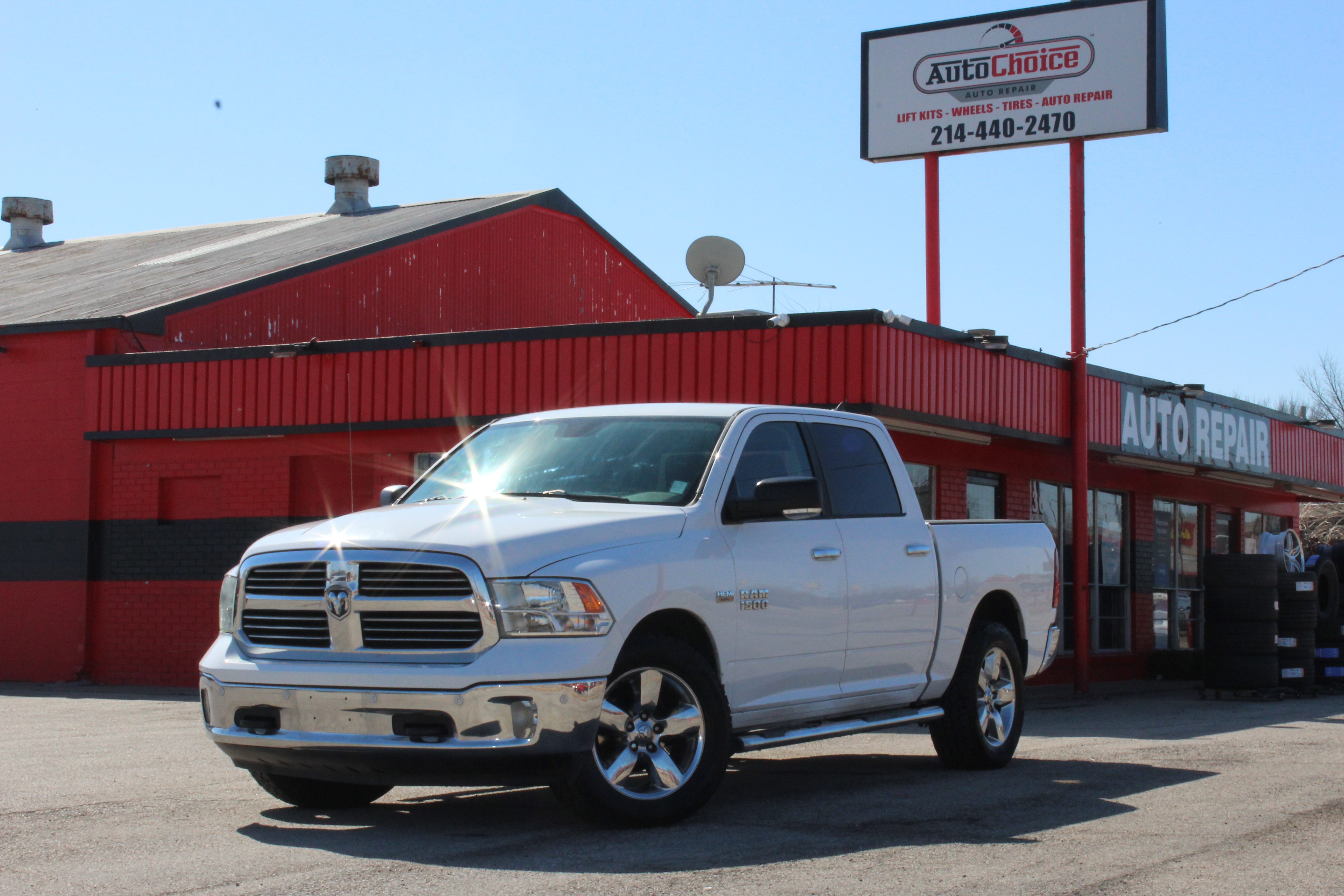 2014 RAM 1500 4WD Crew Cab 140.5 Big Horn - White exterior view 13