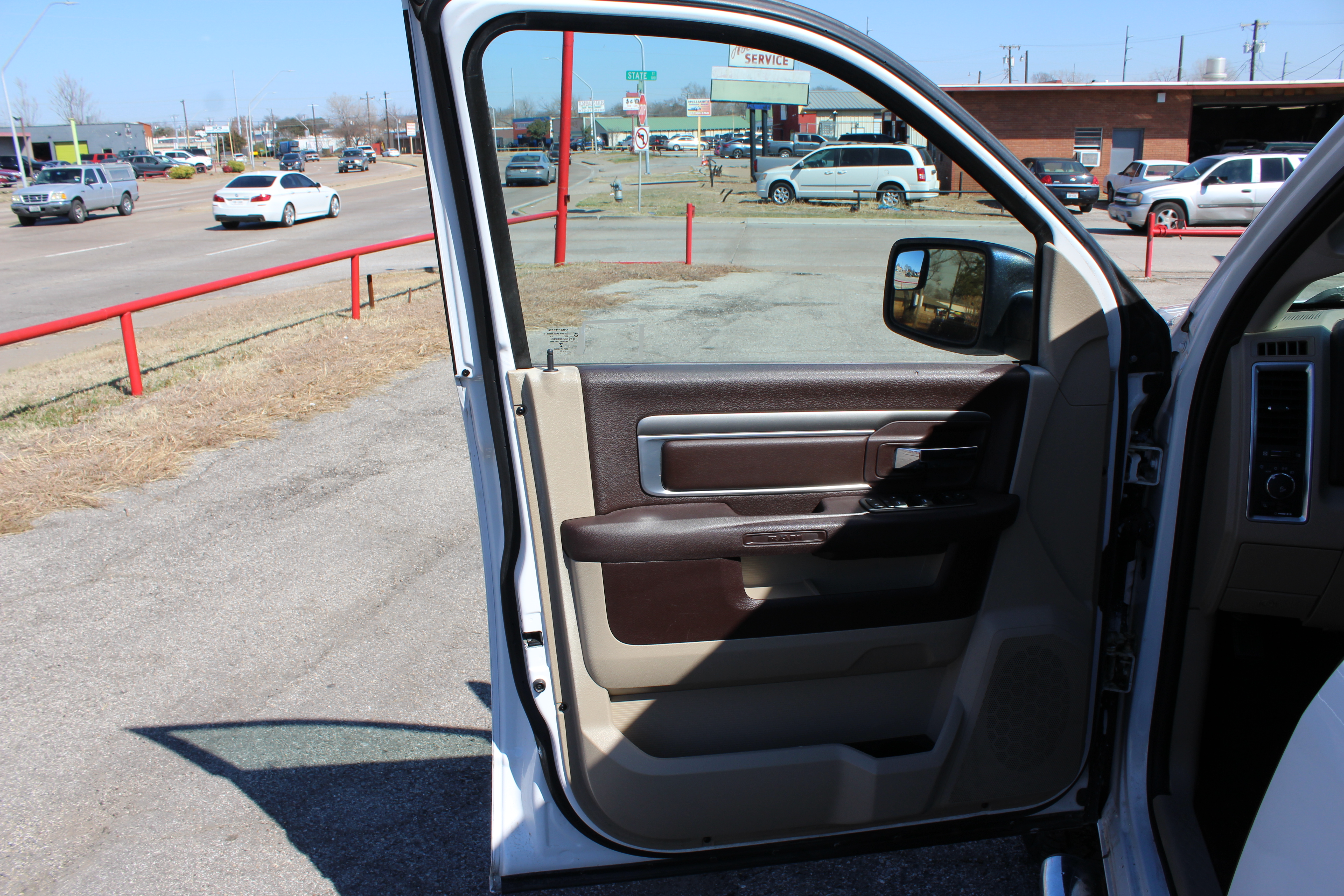 2014 RAM 1500 4WD Crew Cab 140.5 Big Horn - White exterior view 19