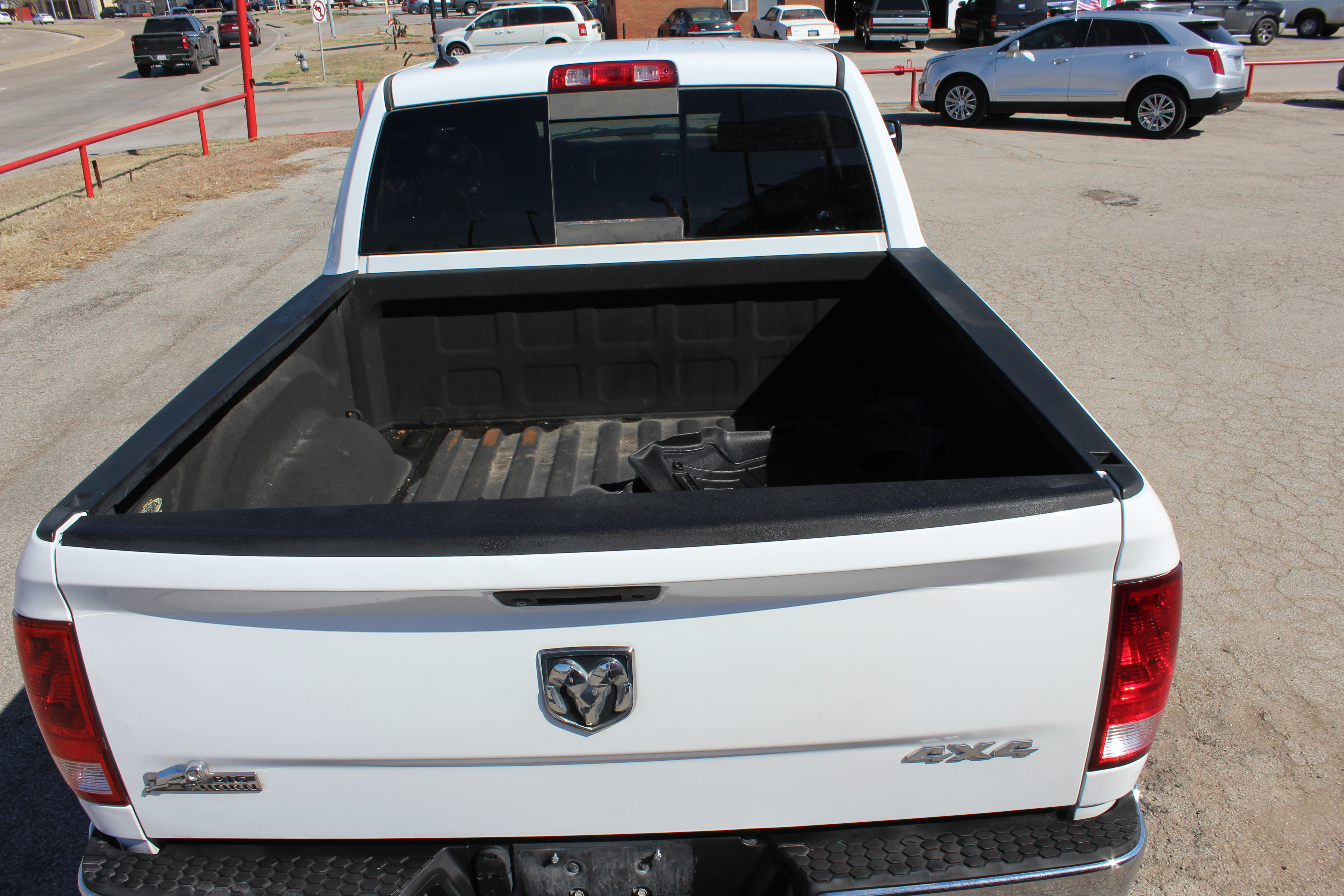 2014 RAM 1500 4WD Crew Cab 140.5 Big Horn - White exterior view 11