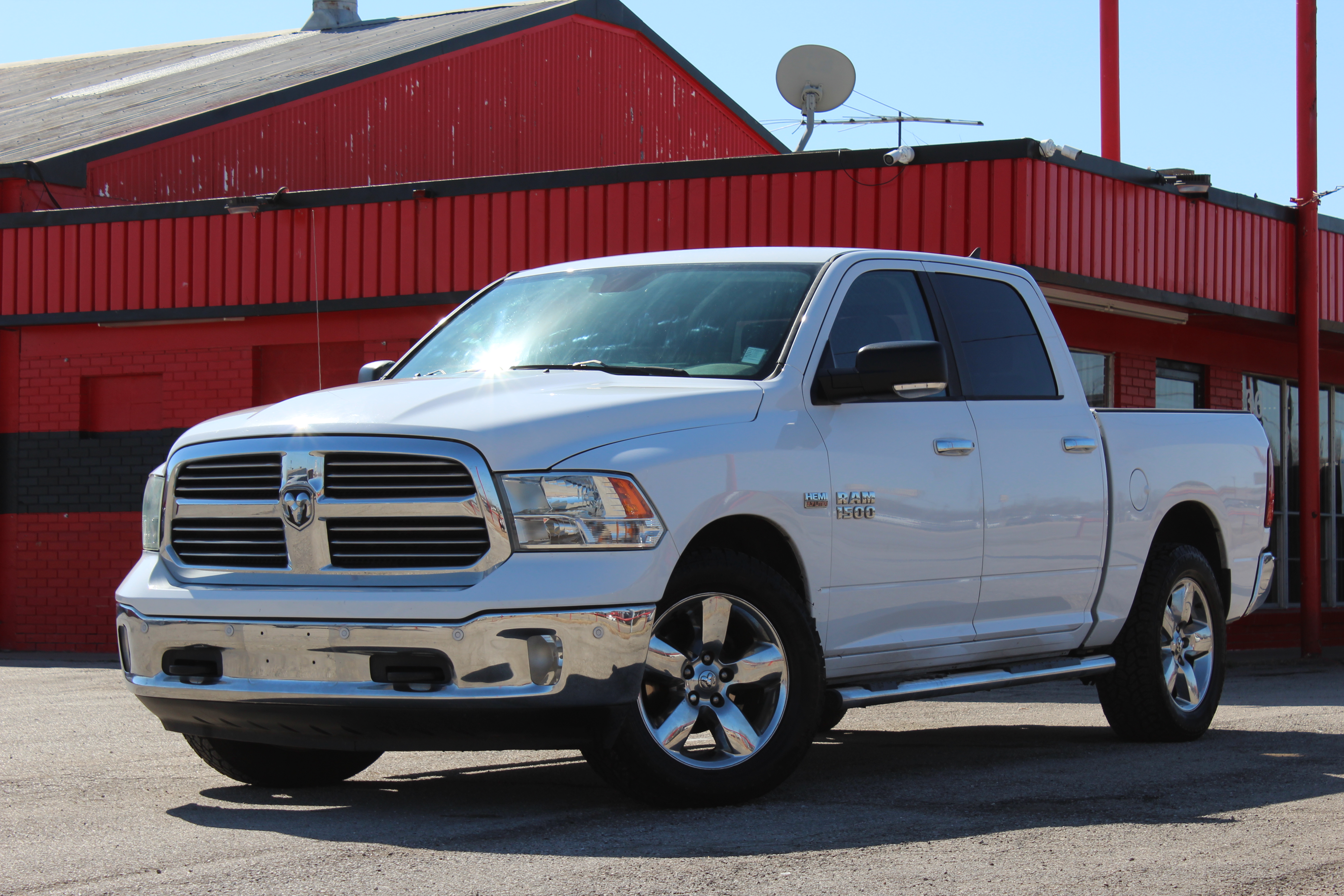 2014 RAM 1500 4WD Crew Cab 140.5 Big Horn - White exterior view 14