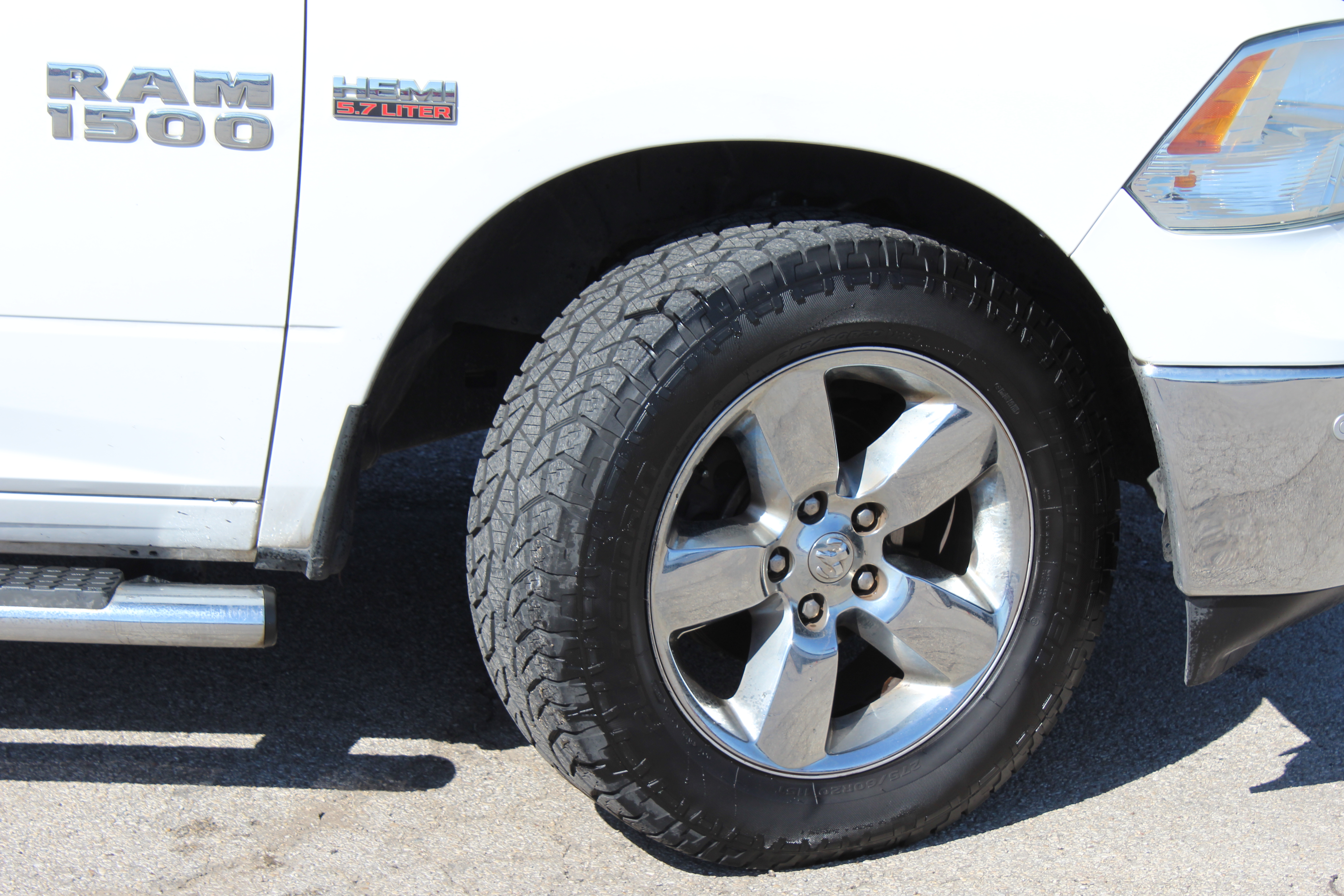 2014 RAM 1500 4WD Crew Cab 140.5 Big Horn - White exterior view 3