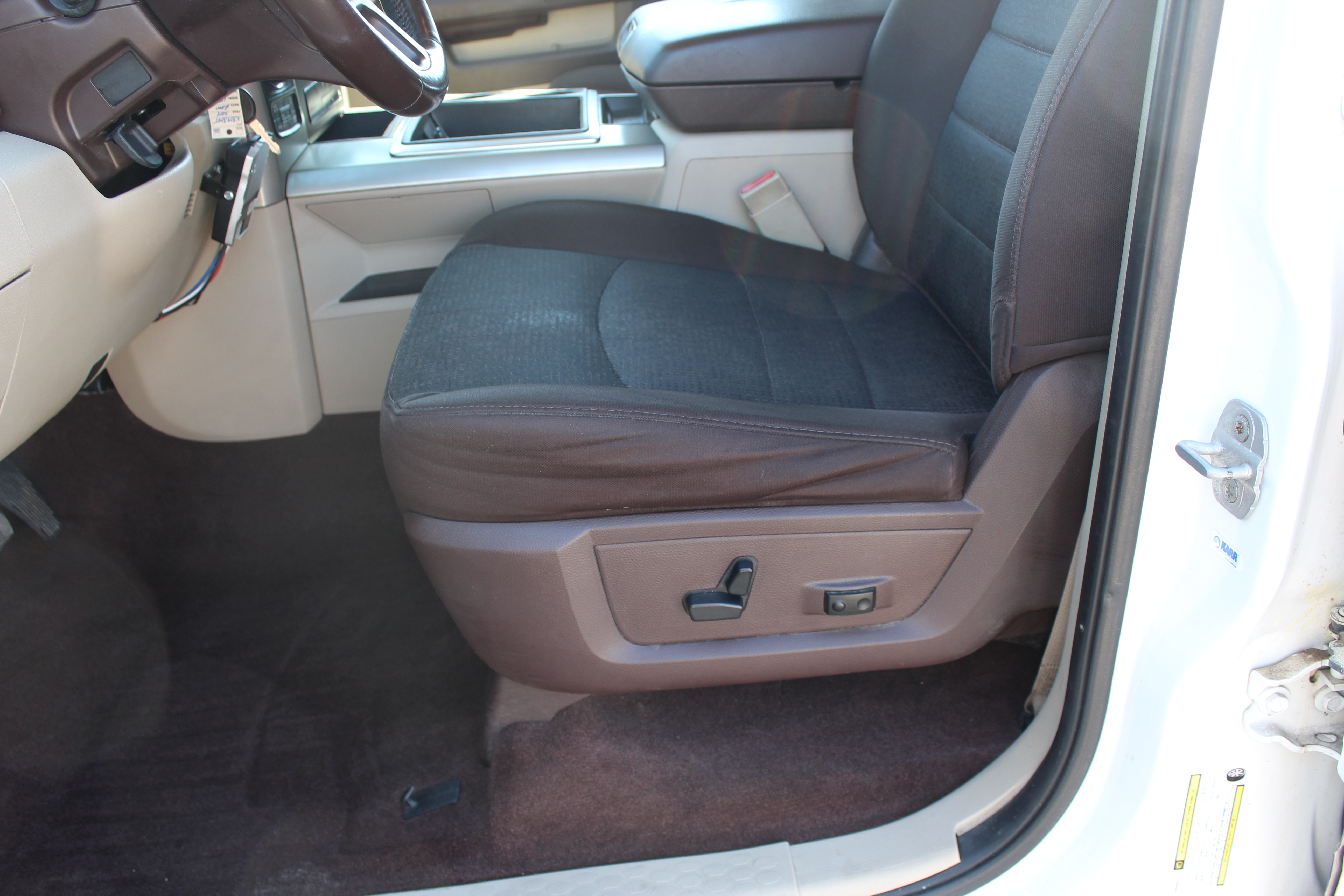 2014 RAM 1500 4WD Crew Cab 140.5 Big Horn - White exterior view 17