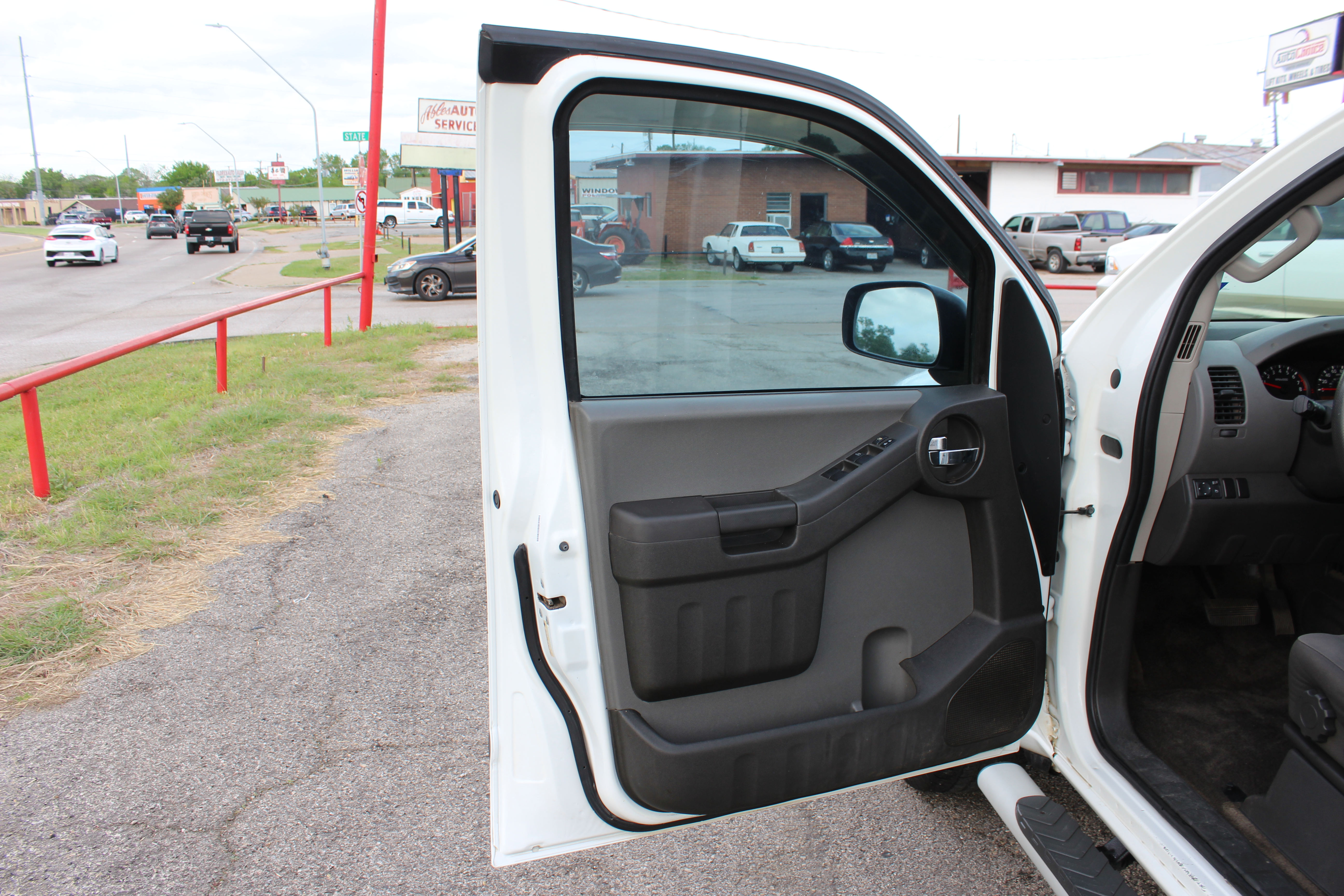 2015 Nissan Xterra 2WD 4dr Auto S - White exterior view 19