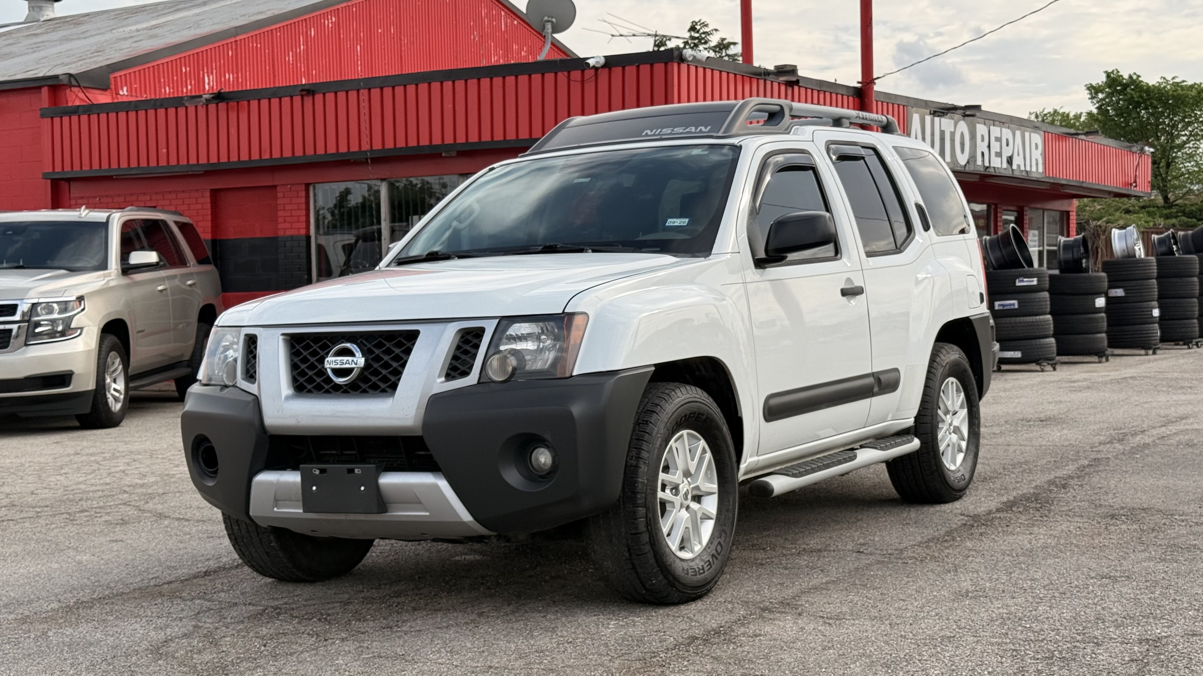 2015 Nissan Xterra 2WD 4dr Auto S - White exterior view 2