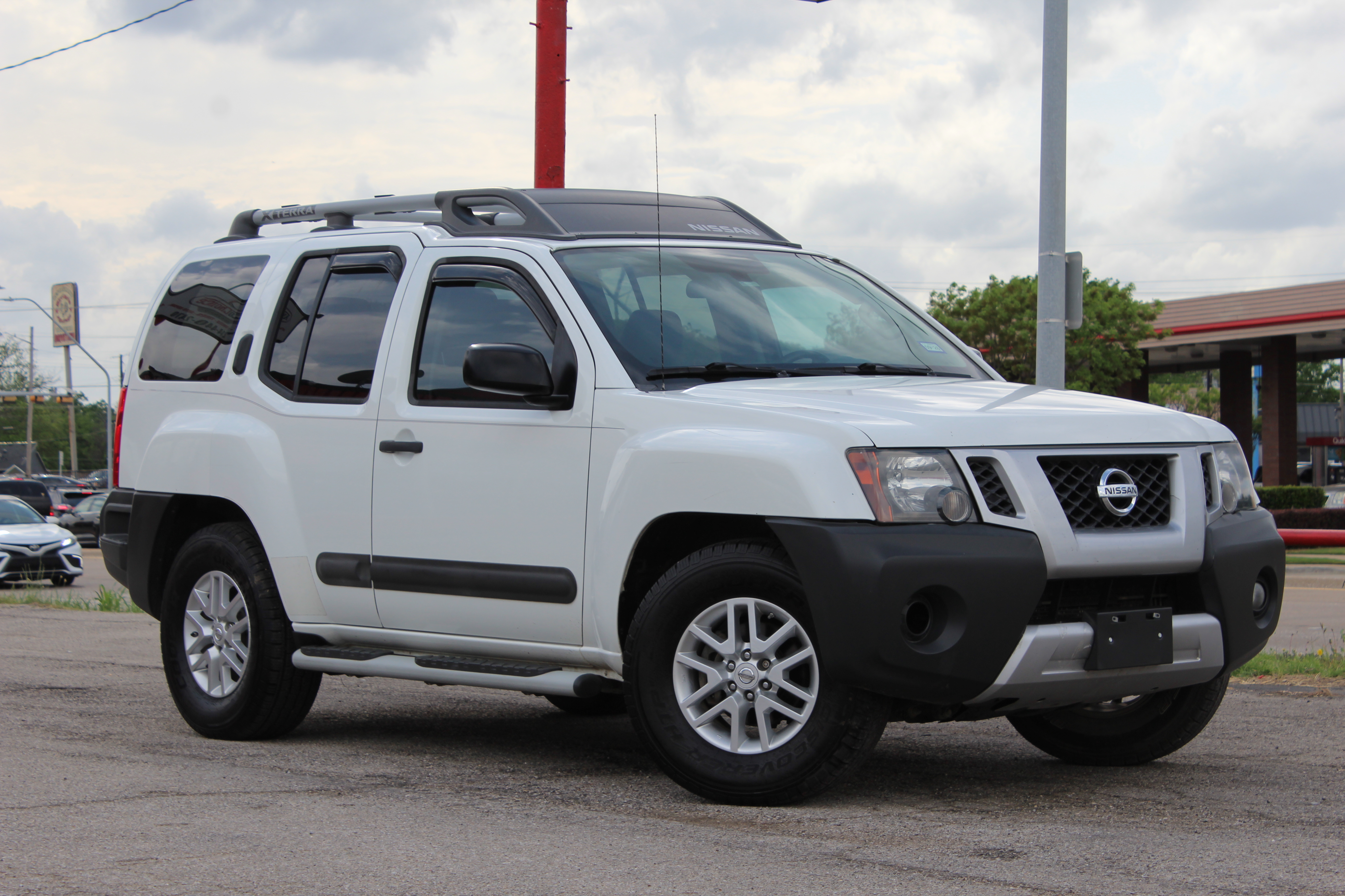 2015 Nissan Xterra 2WD 4dr Auto S - White exterior view 4
