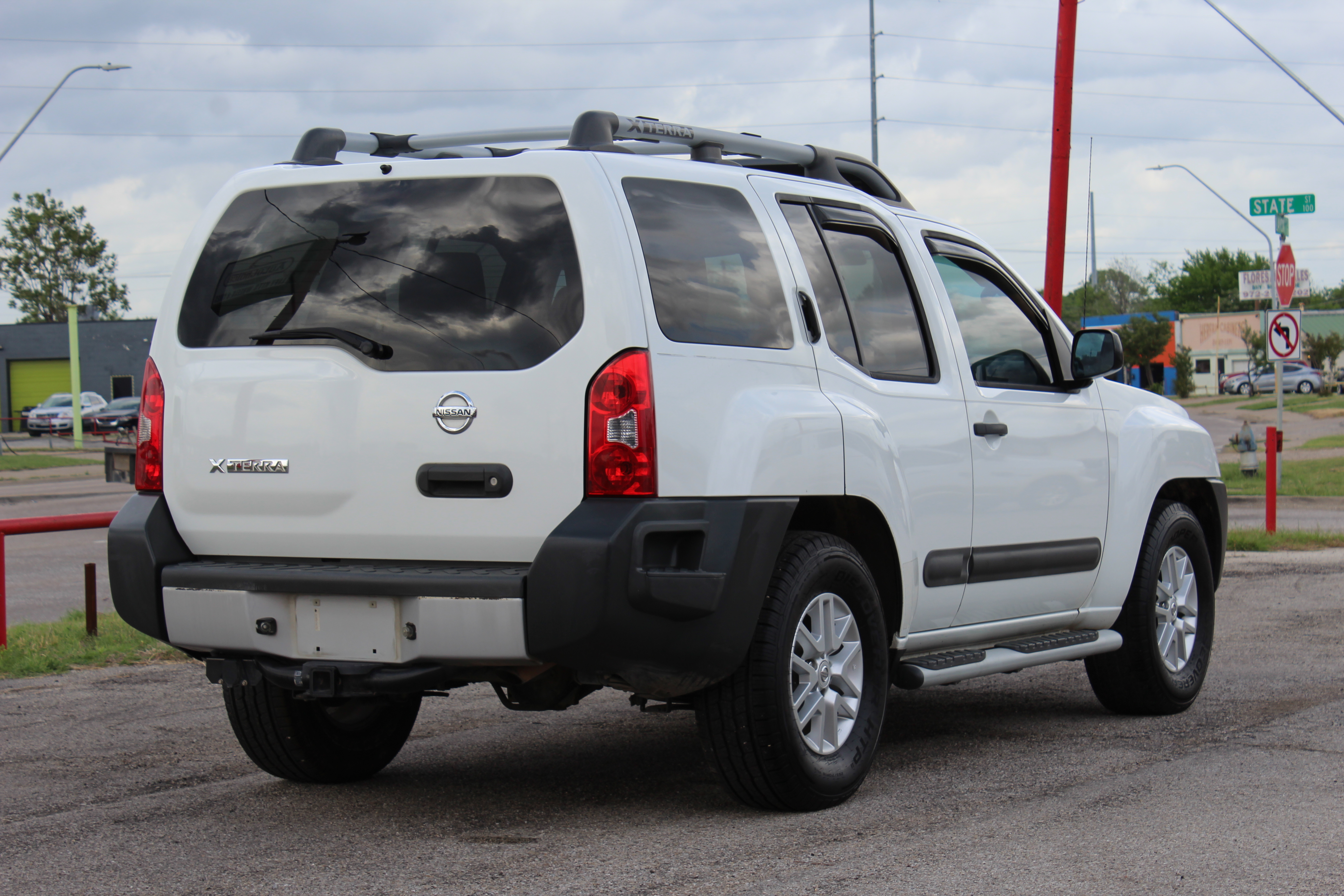2015 Nissan Xterra 2WD 4dr Auto S - White exterior view 14
