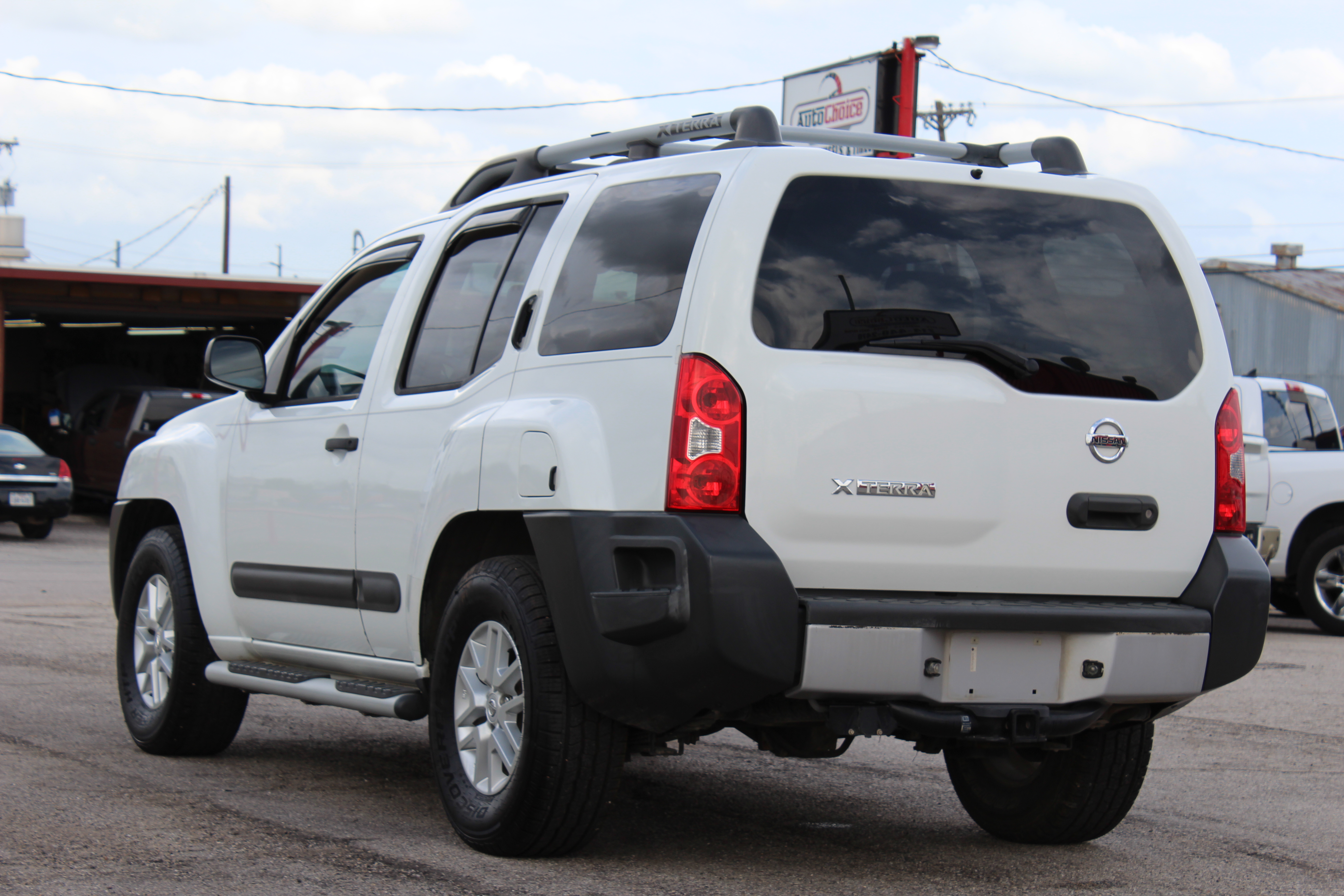 2015 Nissan Xterra 2WD 4dr Auto S - White exterior view 12