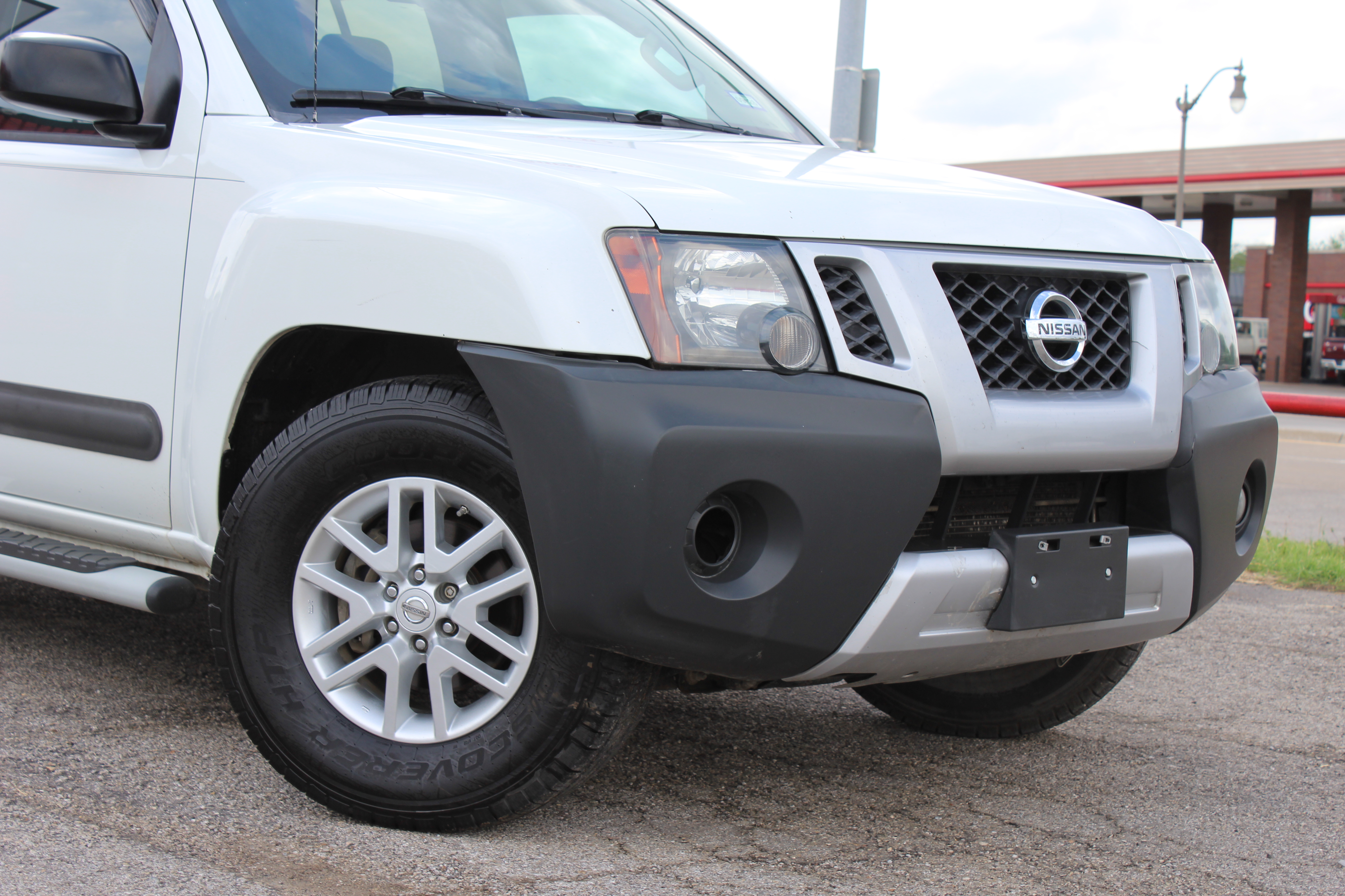 2015 Nissan Xterra 2WD 4dr Auto S - White exterior view 5