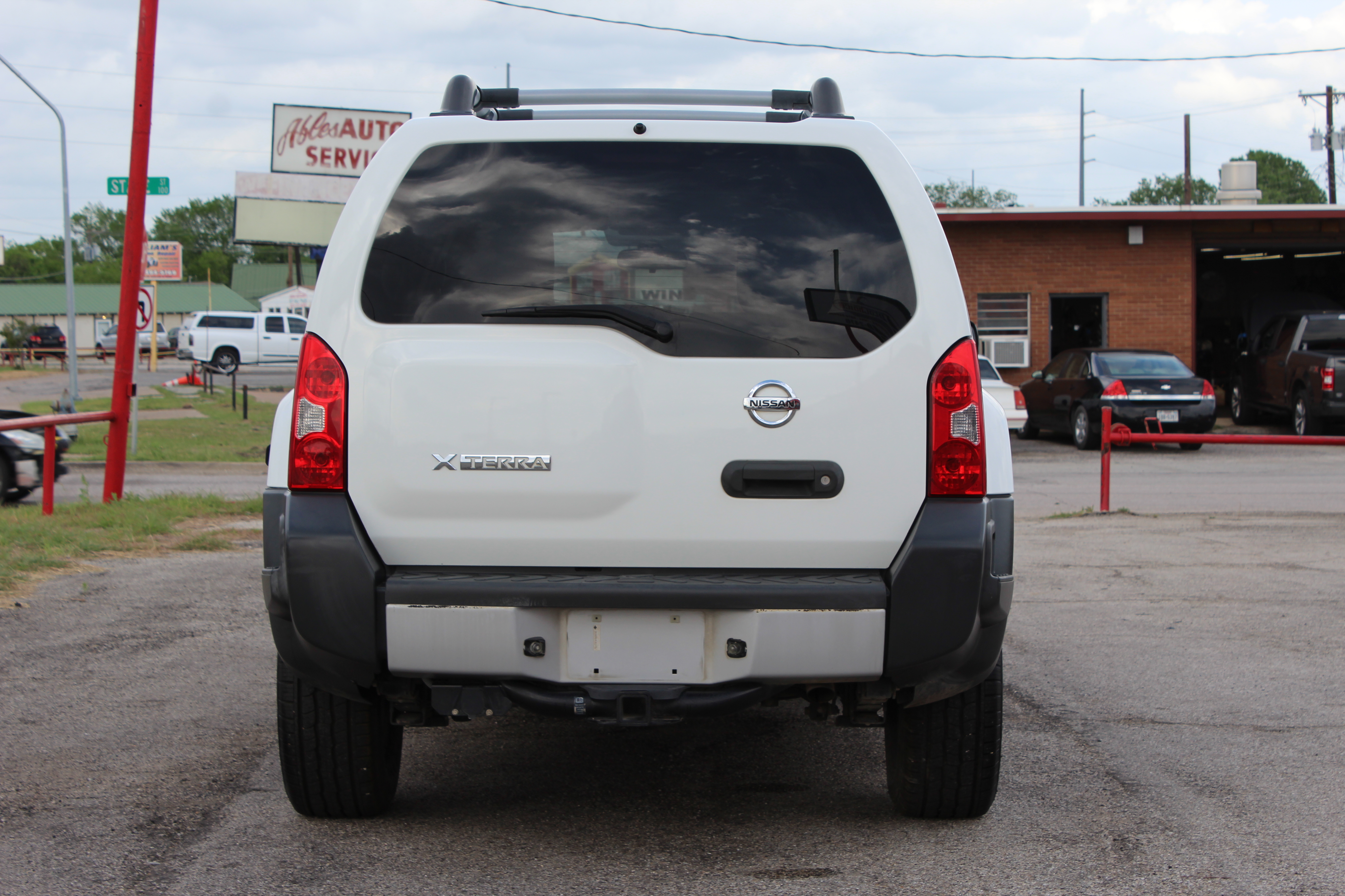 2015 Nissan Xterra 2WD 4dr Auto S - White exterior view 13