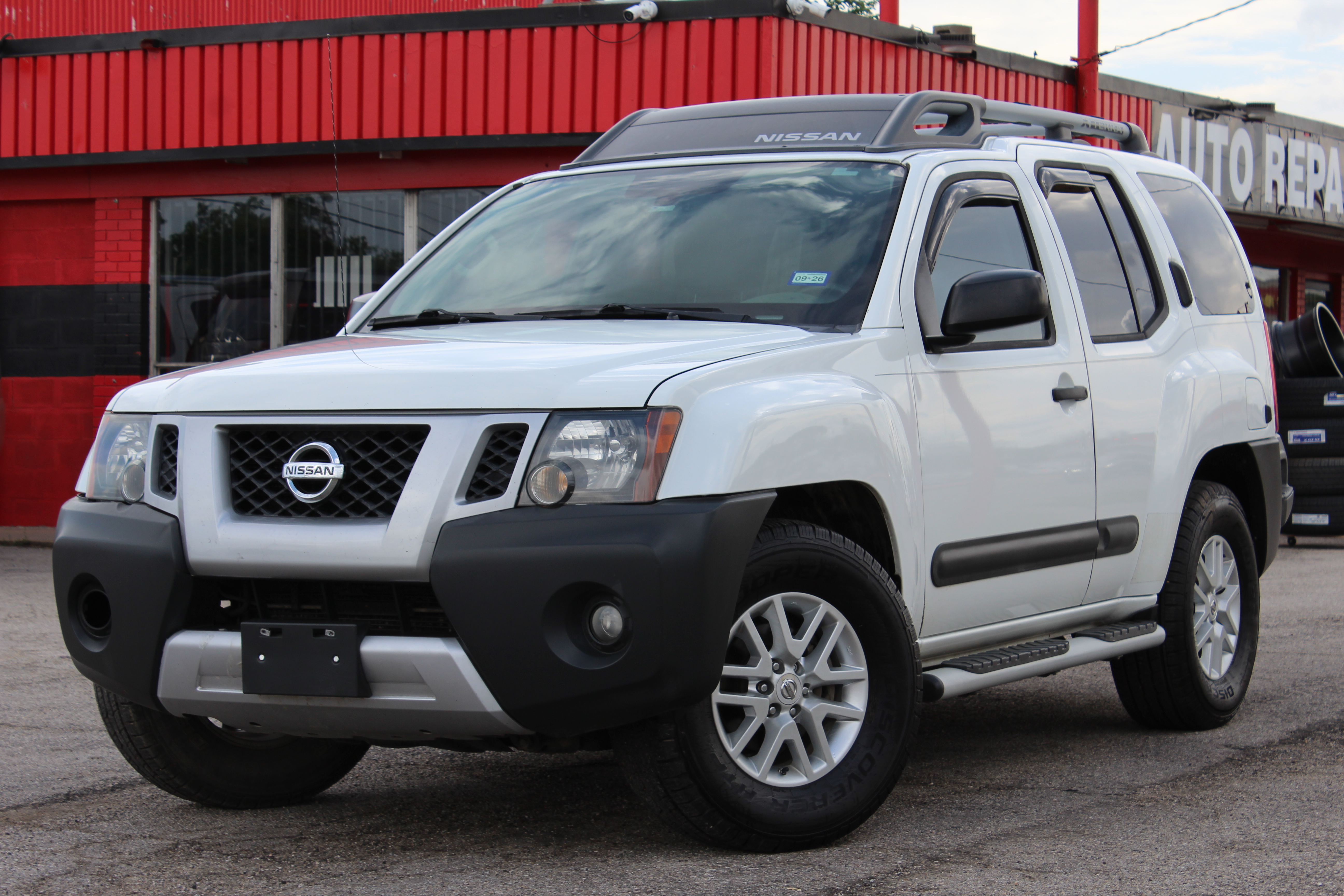 2015 Nissan Xterra 2WD 4dr Auto S - White exterior view 9
