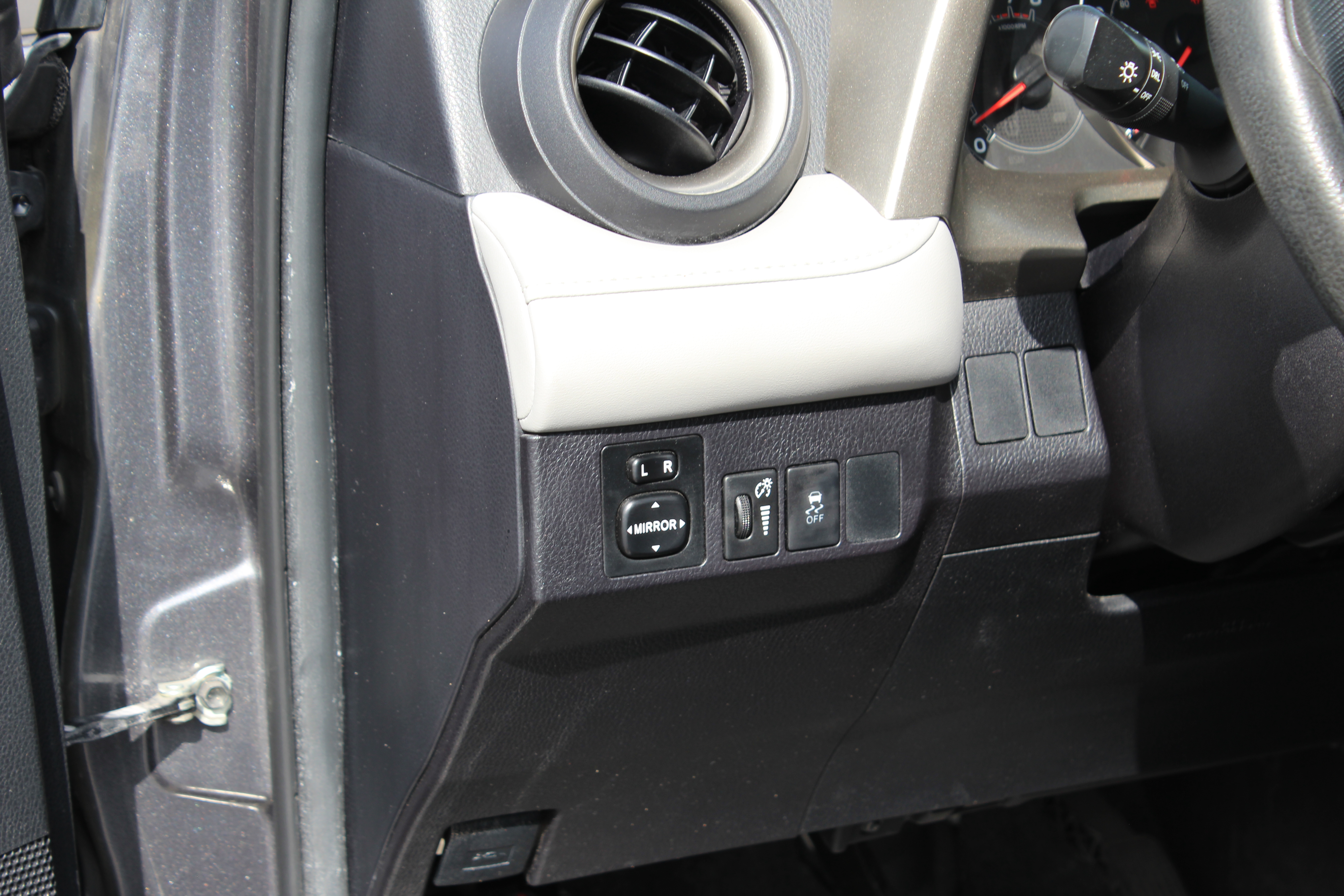 2015 Toyota RAV4 FWD 4dr XLE (Natl) - Gray exterior view 16