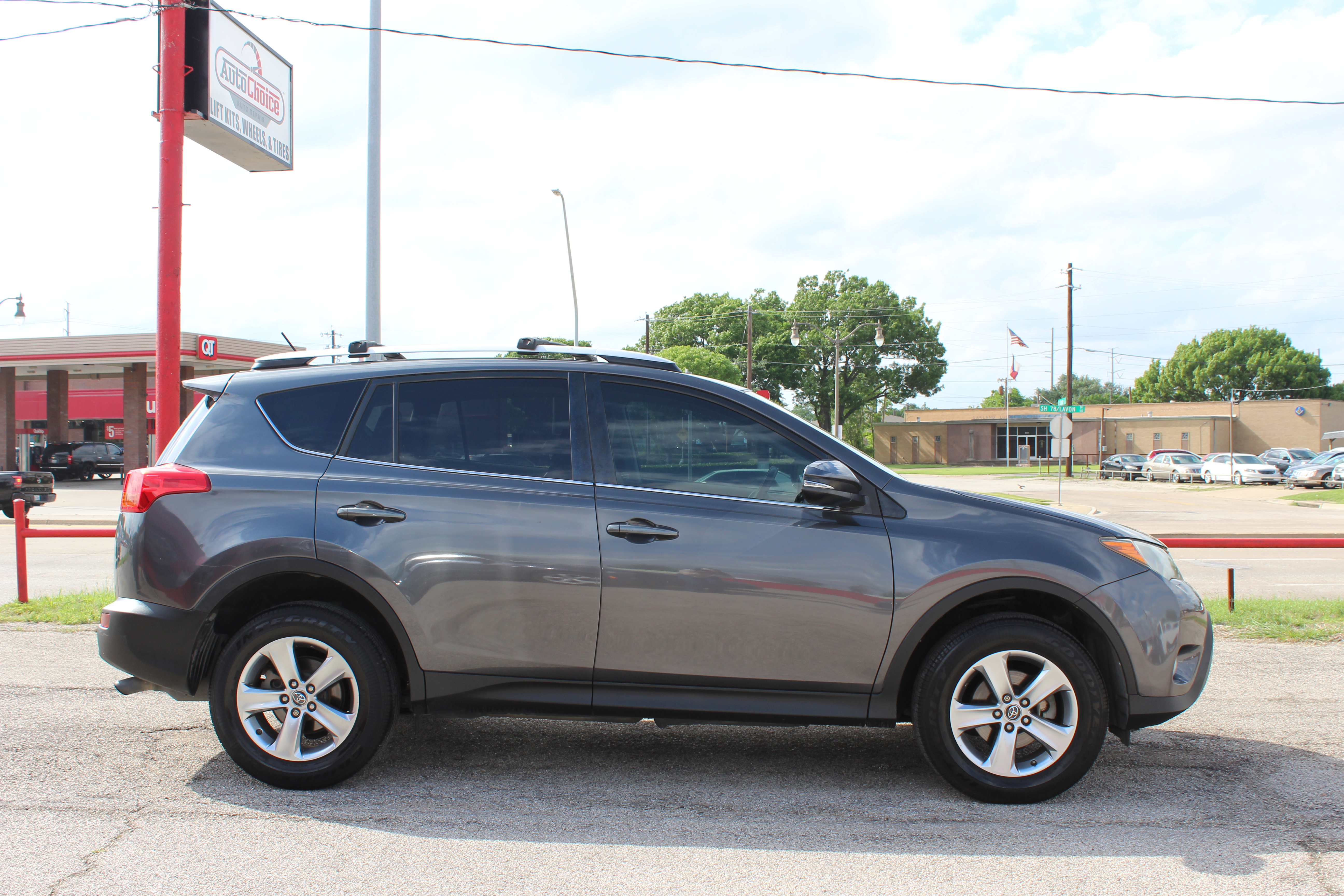 2015 Toyota RAV4 FWD 4dr XLE (Natl) - Gray exterior view 12
