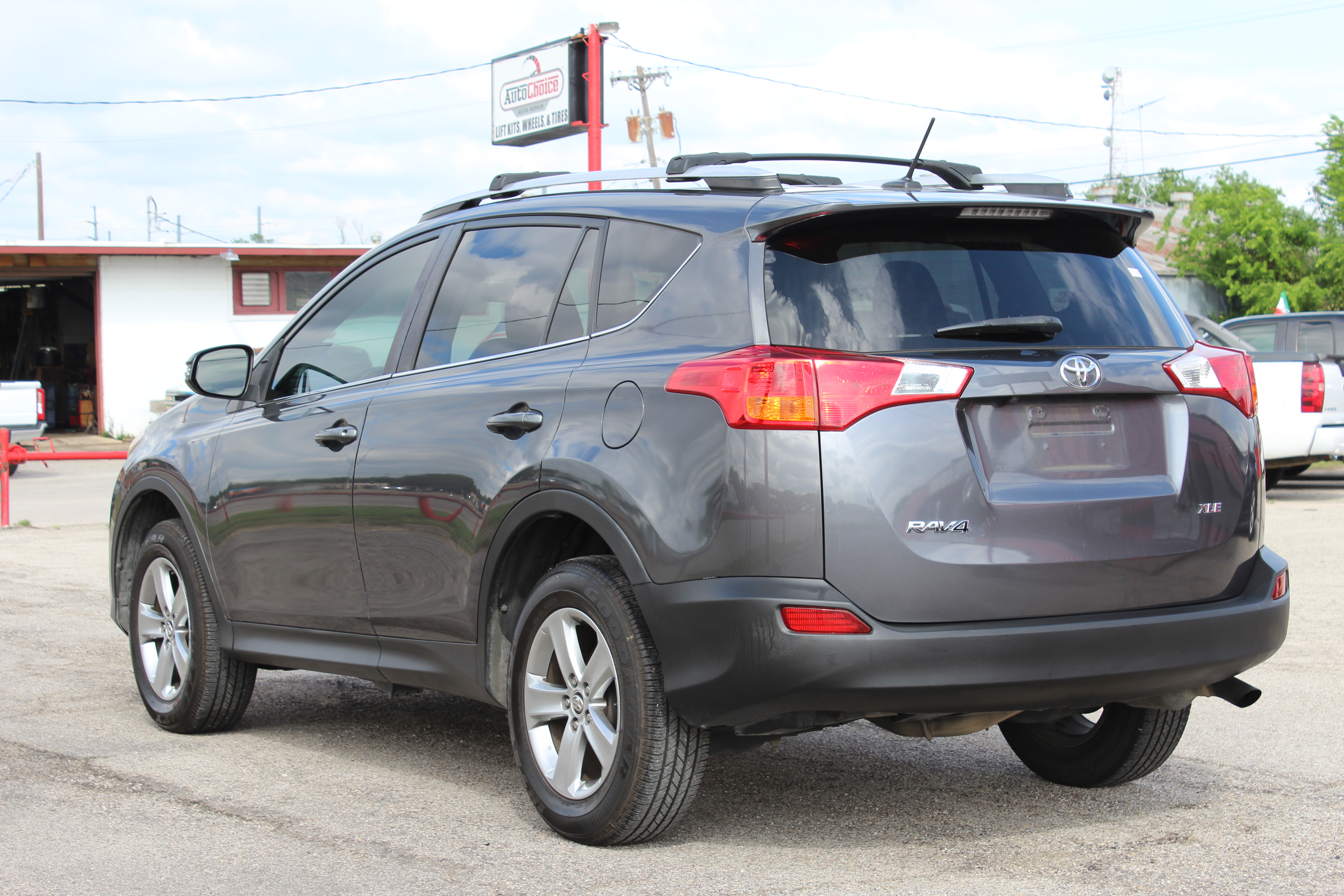 2015 Toyota RAV4 FWD 4dr XLE (Natl) - Gray exterior view 9
