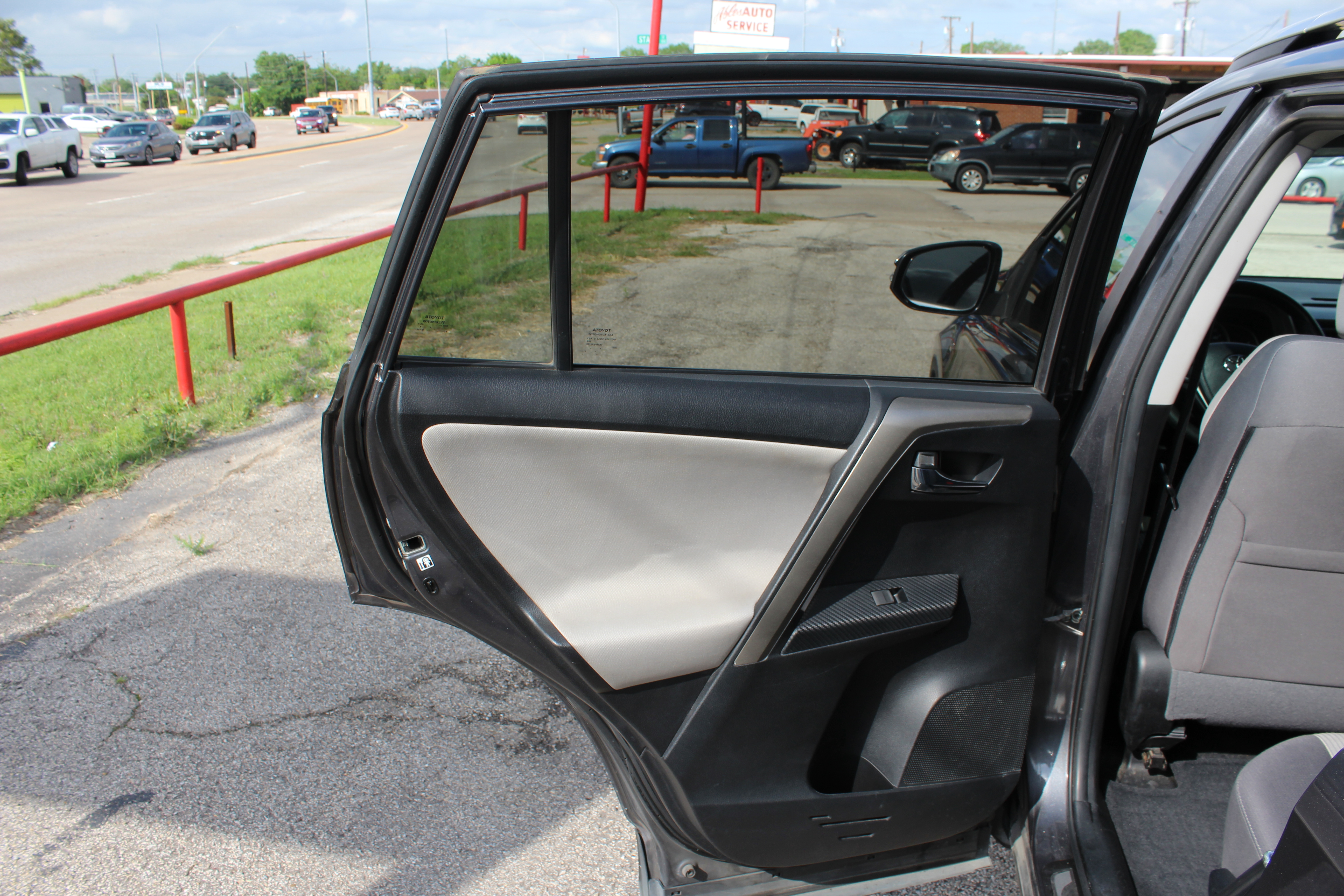 2015 Toyota RAV4 FWD 4dr XLE (Natl) - Gray exterior view 19