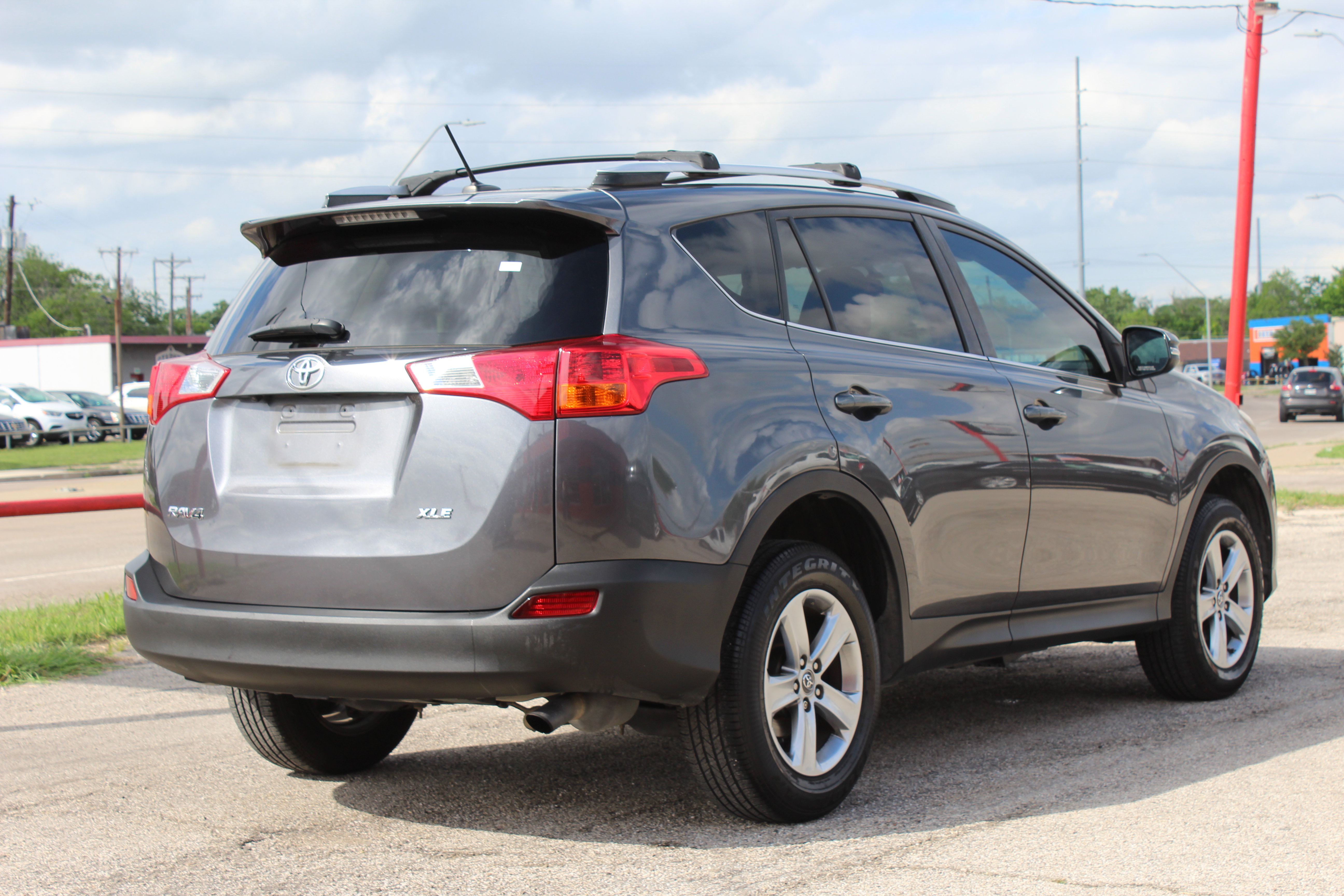 2015 Toyota RAV4 FWD 4dr XLE (Natl) - Gray exterior view 11