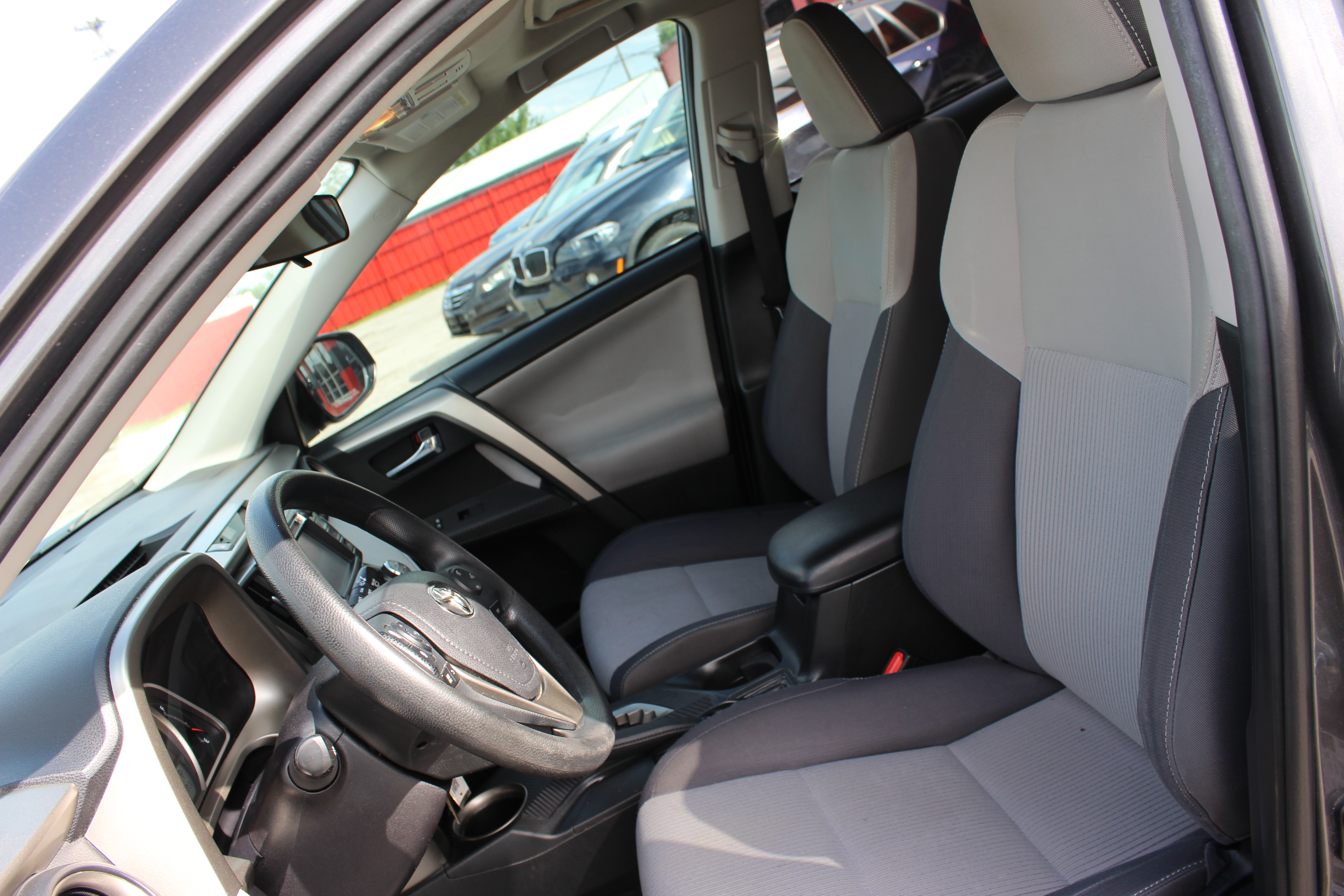 2015 Toyota RAV4 FWD 4dr XLE (Natl) - Gray exterior view 14