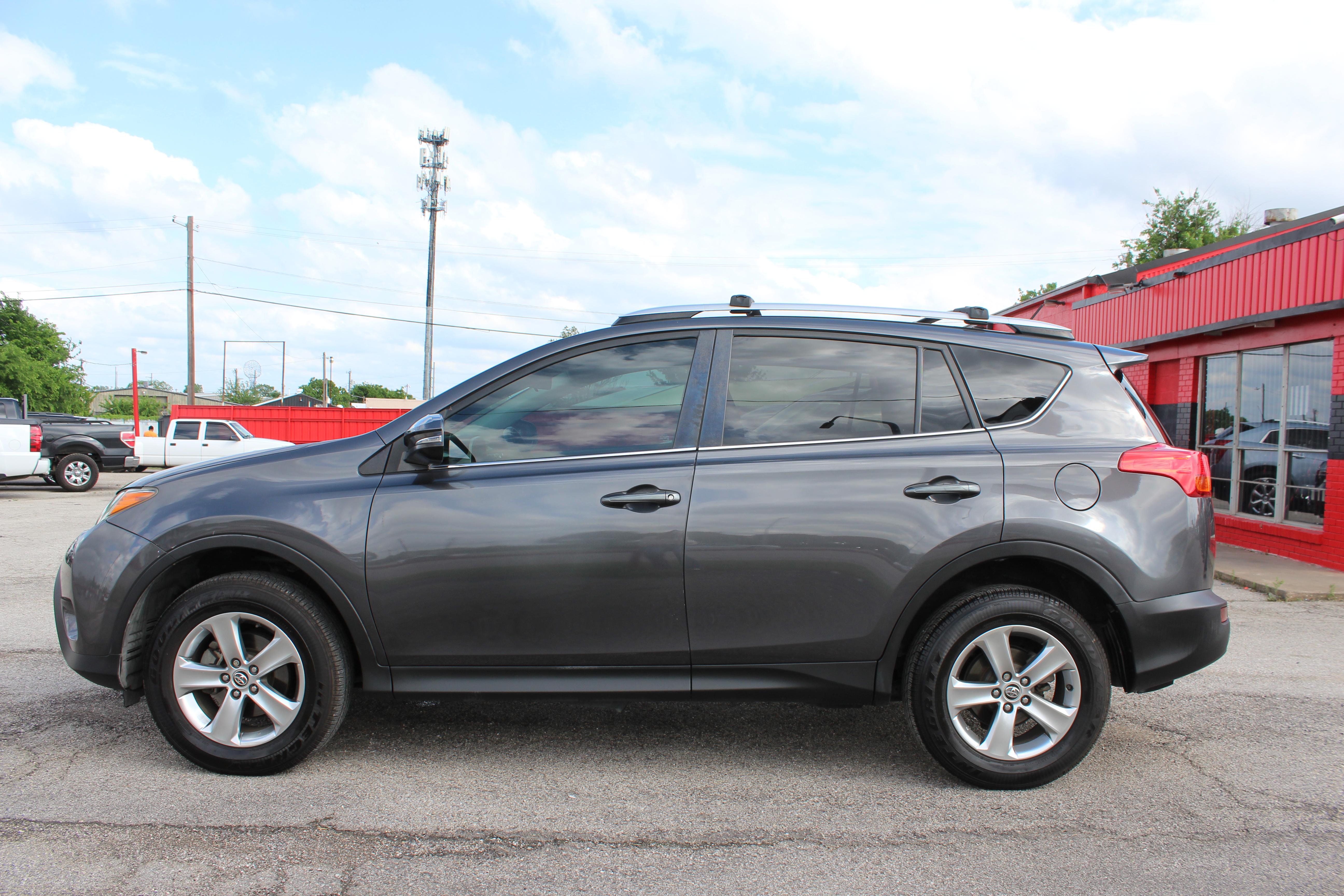 2015 Toyota RAV4 FWD 4dr XLE (Natl) - Gray exterior view 8
